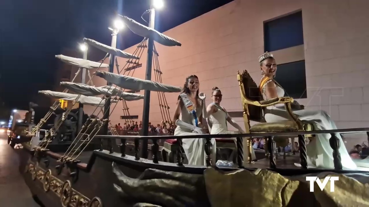 Imagen de Comparsas de carnaval, reina y damas de la sal, protagonistas en el Desfile de Verano del 15 de agosto