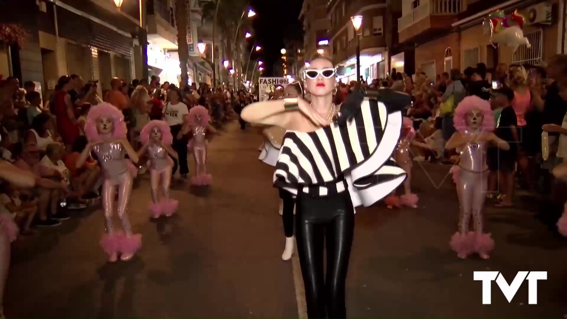 Imagen de La calle Ramón Gallud se llenó de luz y color con la celebración del Desfile de Verano 