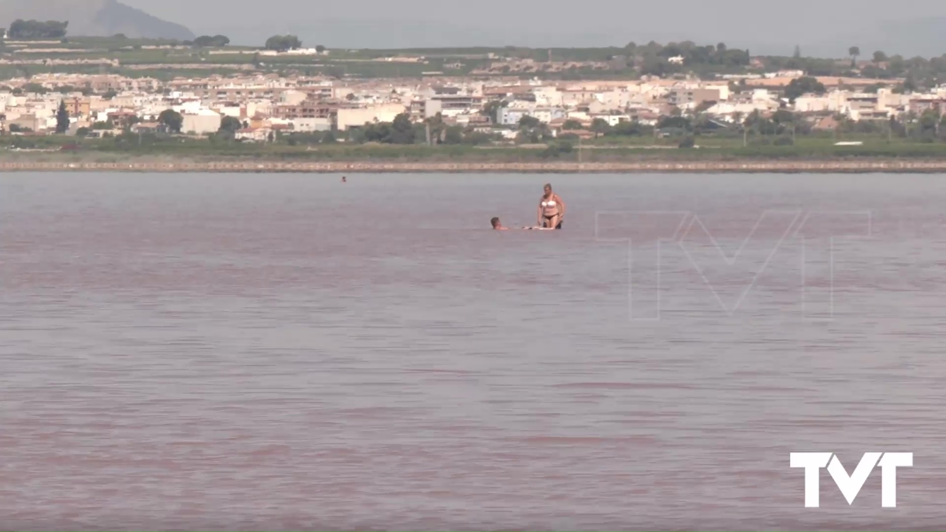 Imagen de ¿Los baños «prohibidos» en la laguna rosa pueden ser «legales» algún día?