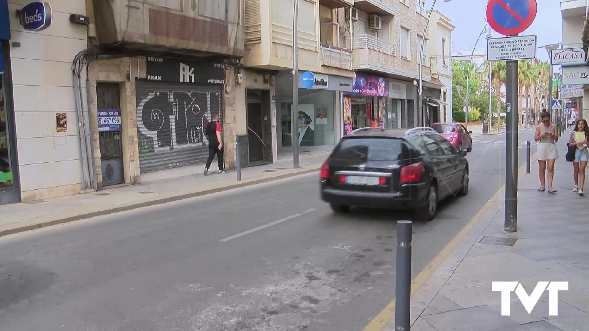 Imagen de Llegan las multas para los vehículos estacionados en Ramón Gallud fuera del horario permitido