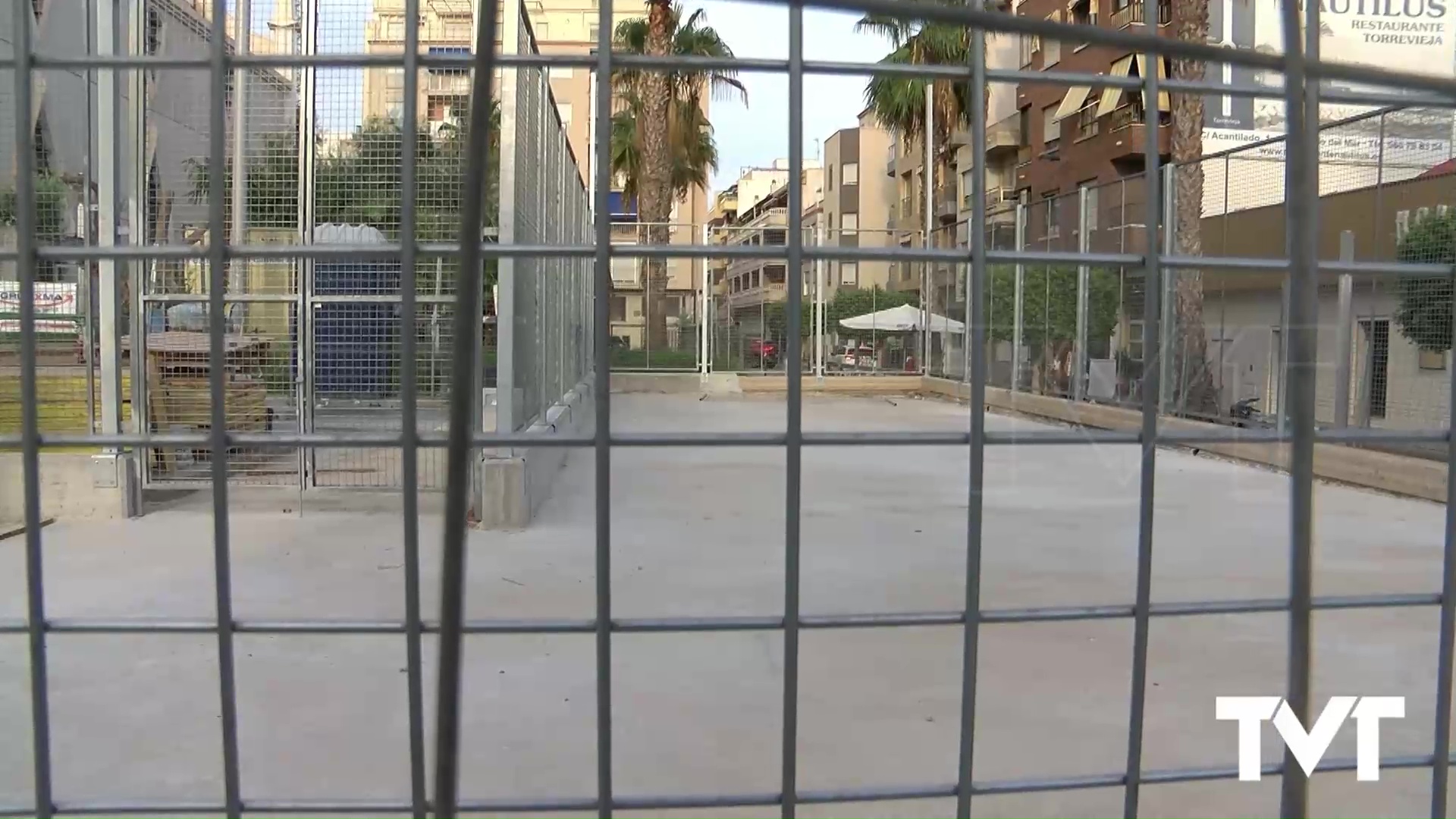Imagen de La mini pista deportiva de la Plaza de Oriente ya tiene suelo