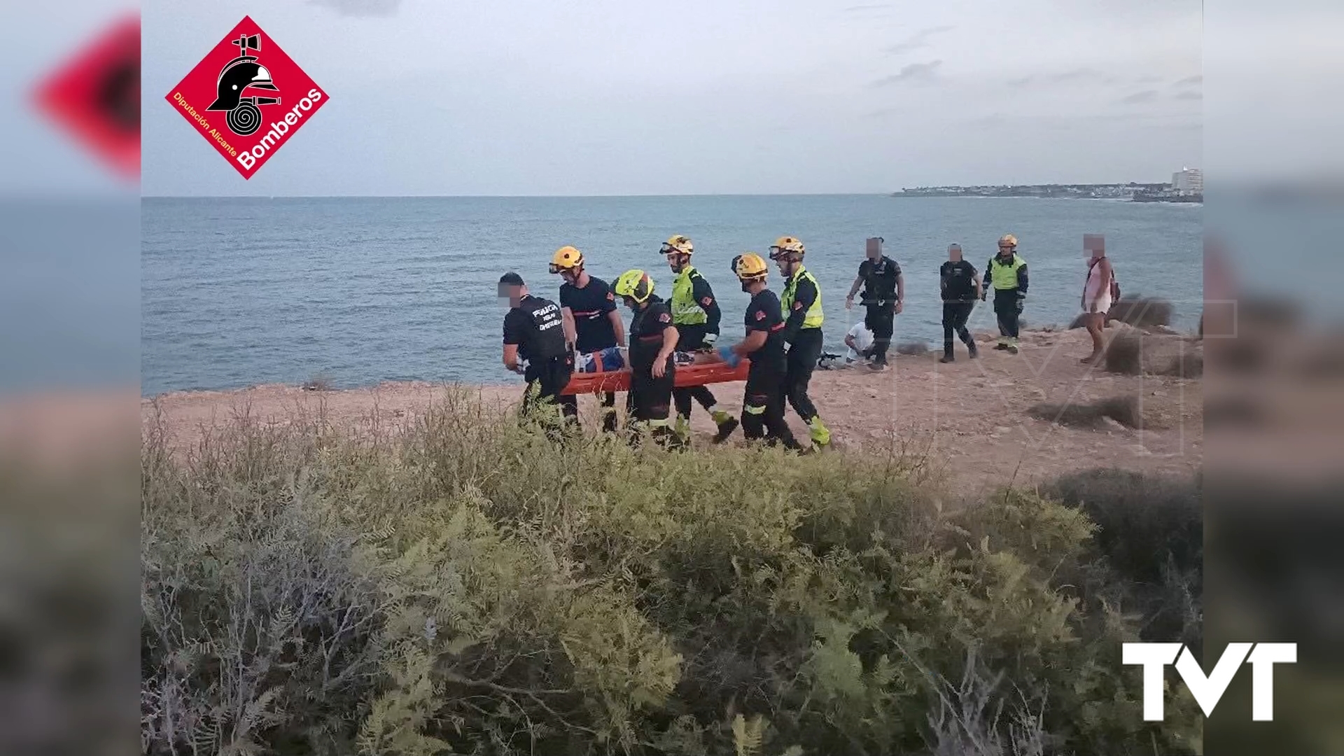 Imagen de Los bomberos de Torrevieja rescatan a un ciclista herido tras caer por un acantilado en Cala Mosca