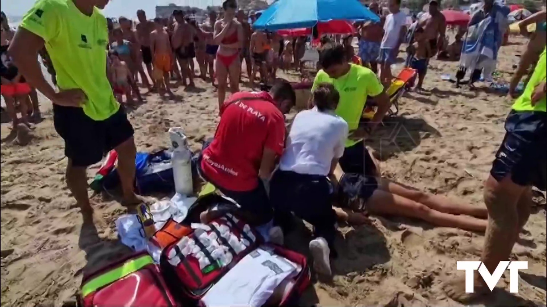 Imagen de Un simulacro de rescate en la Playa de La Mata pone a prueba los equipos de salvamento