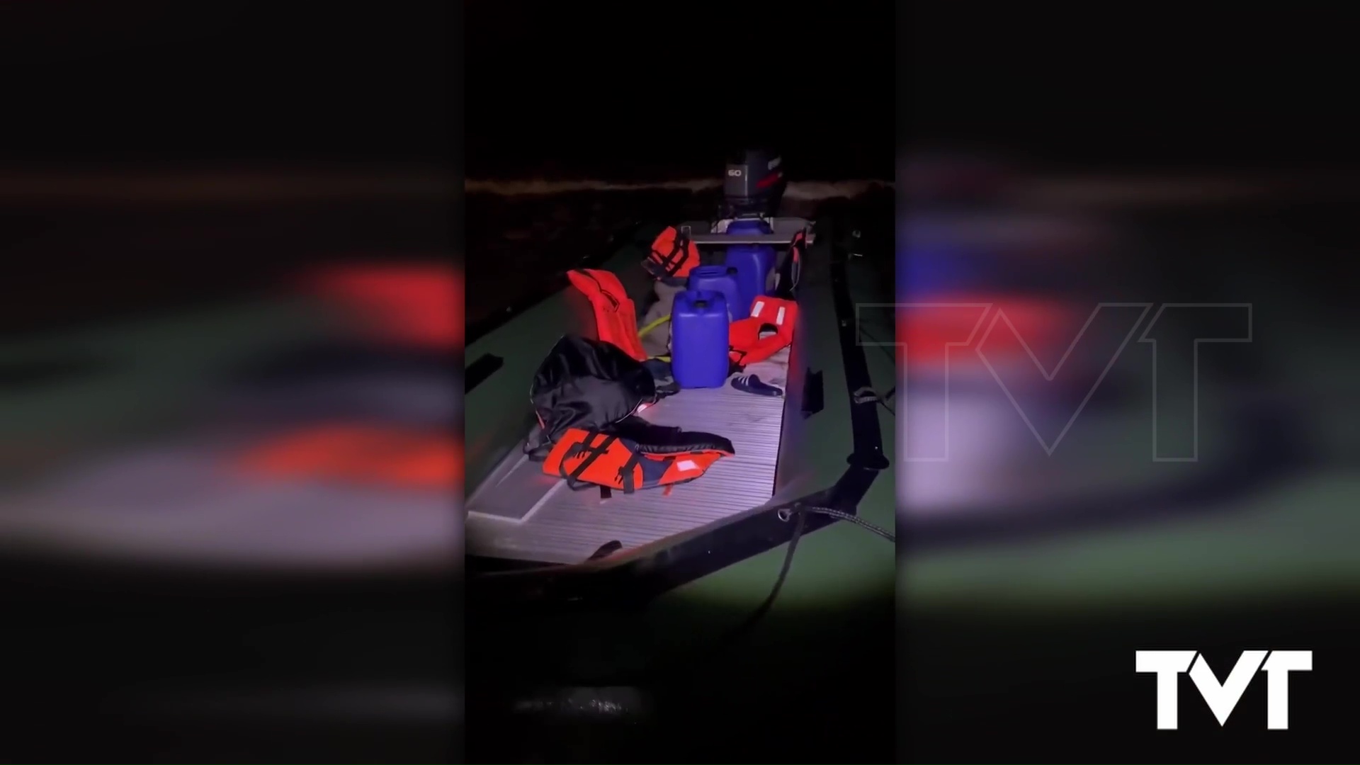 Imagen de Una embarcación precaria toca tierra en Torrevieja con 11 personas a bordo, entre ellas, una mujer embarazada y dos niños de 4 y 6 años