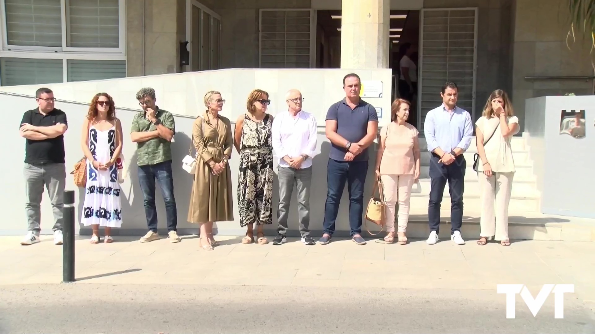 Imagen de El ayuntamiento de Torrevieja se suma a la condena del asesinato machista de Castellón guardando un minuto de silencio