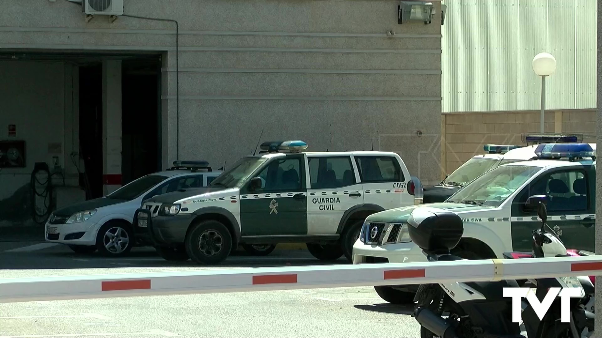 Imagen de El conductor de un vehículo desatiende la orden de alto de una patrulla de Guardia Civil y acaba golpeando el coche de la Benemérita 