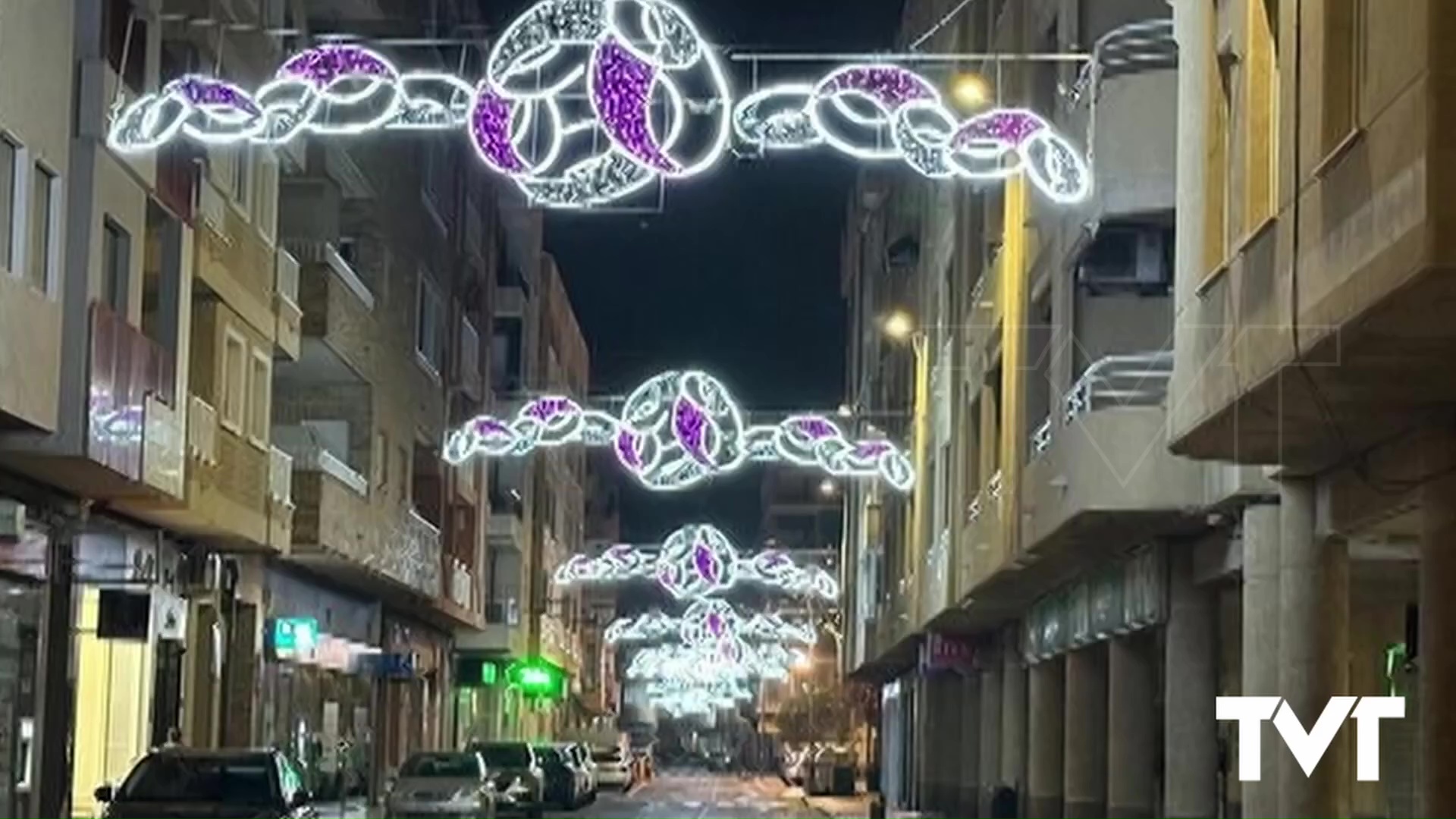 Imagen de Torrelamata ya luce su nuevo alumbrado ornamental de fiestas patronales 