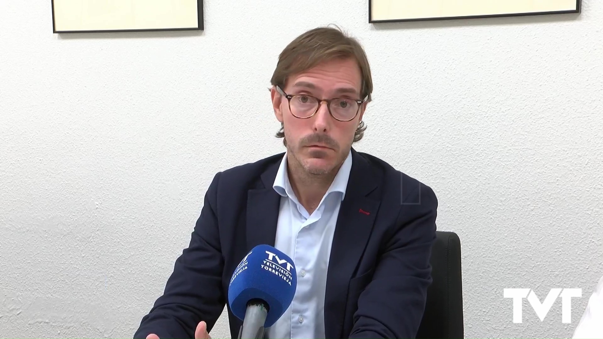 Imagen de El director general de Infraestructuras Educativas se va con una libreta repleta de necesidades urgentes para Torrevieja 