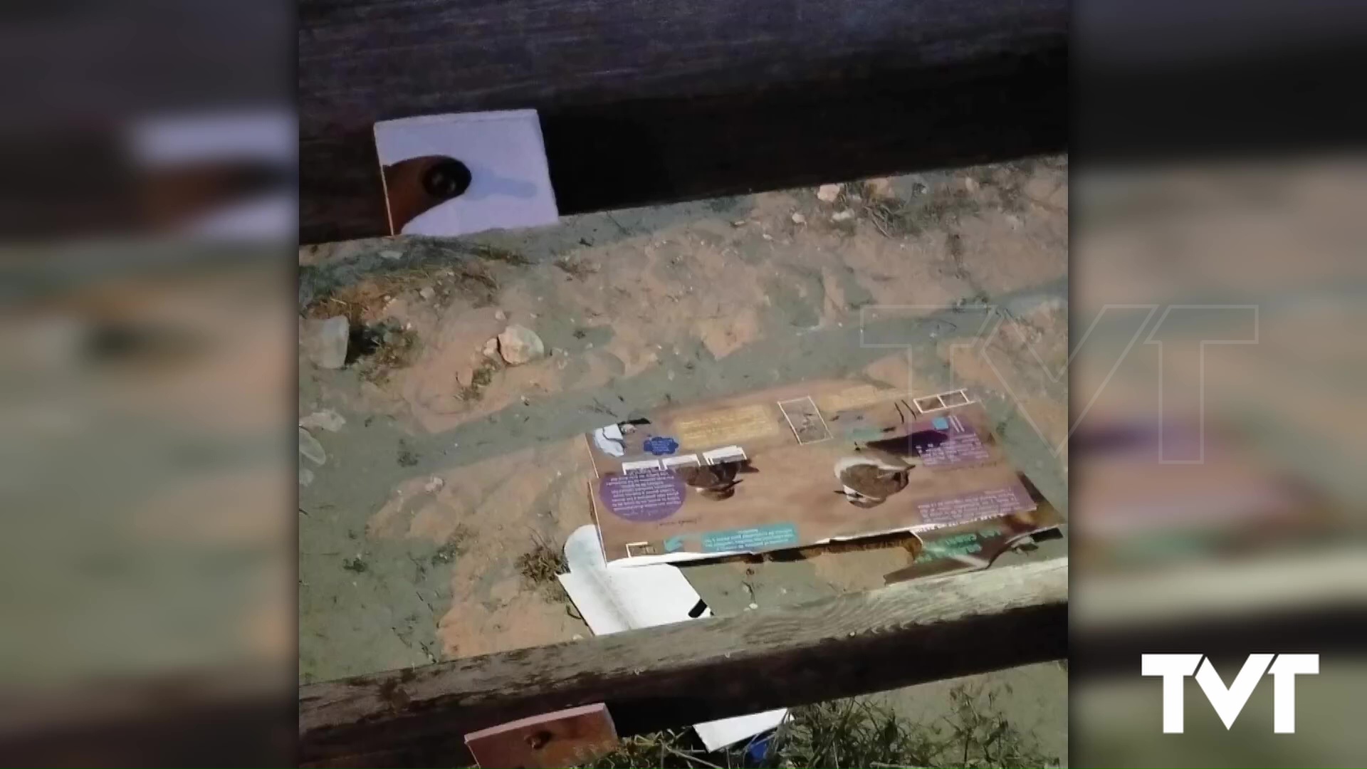 Imagen de Aparece destrozada cartelería informativa del chorlitejo patinegro en el Paseo de La Mata