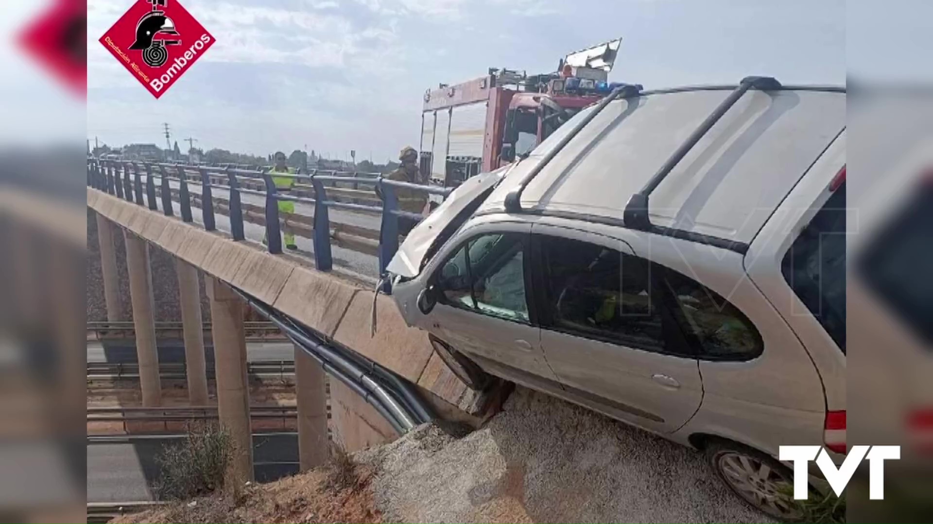 Imagen de Bomberos de Torrevieja evitaron que un vehículo cayera por un puente 