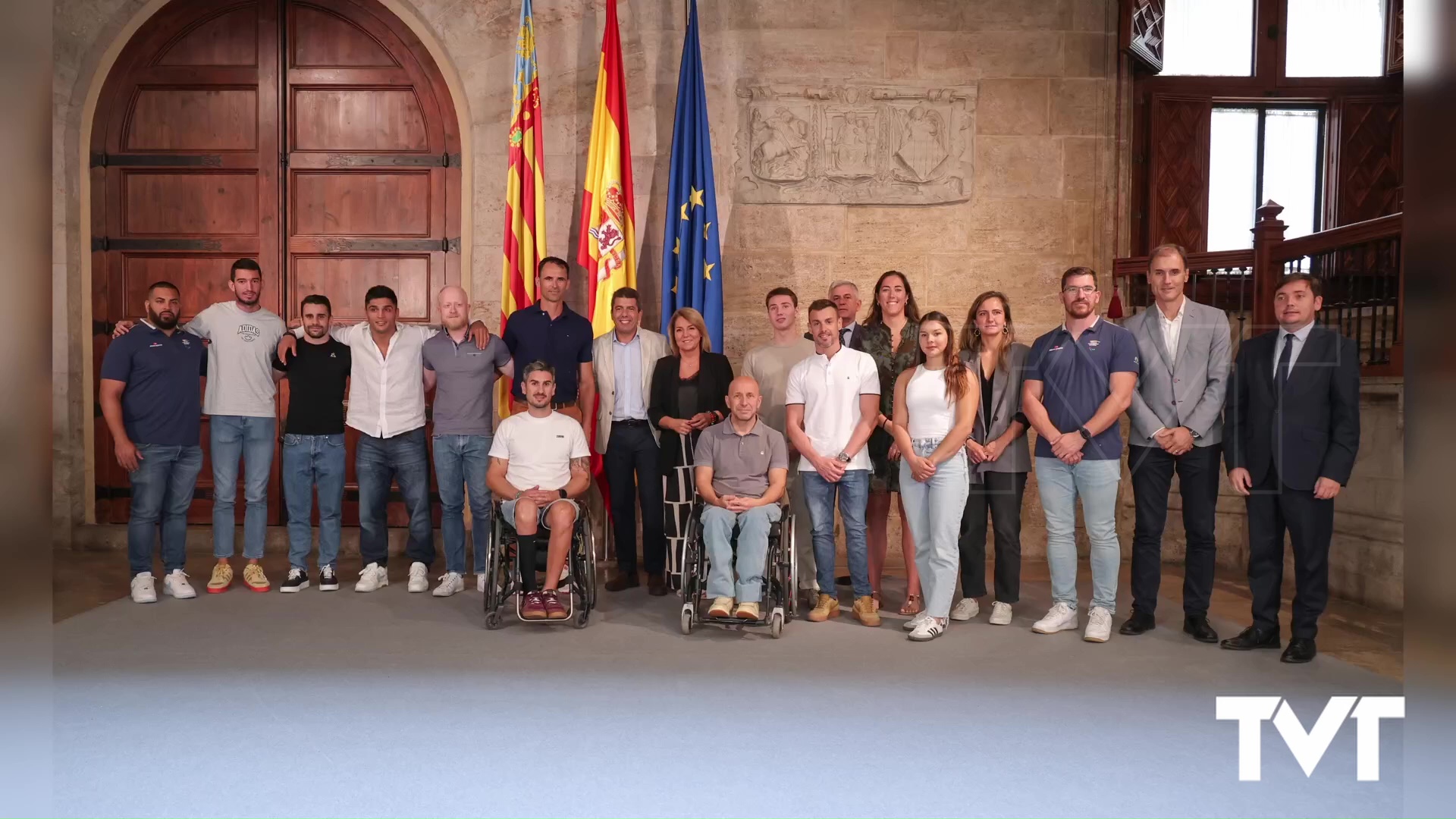 Imagen de El remero torrevejense Javier García recibido por el presidente de la Generalitat