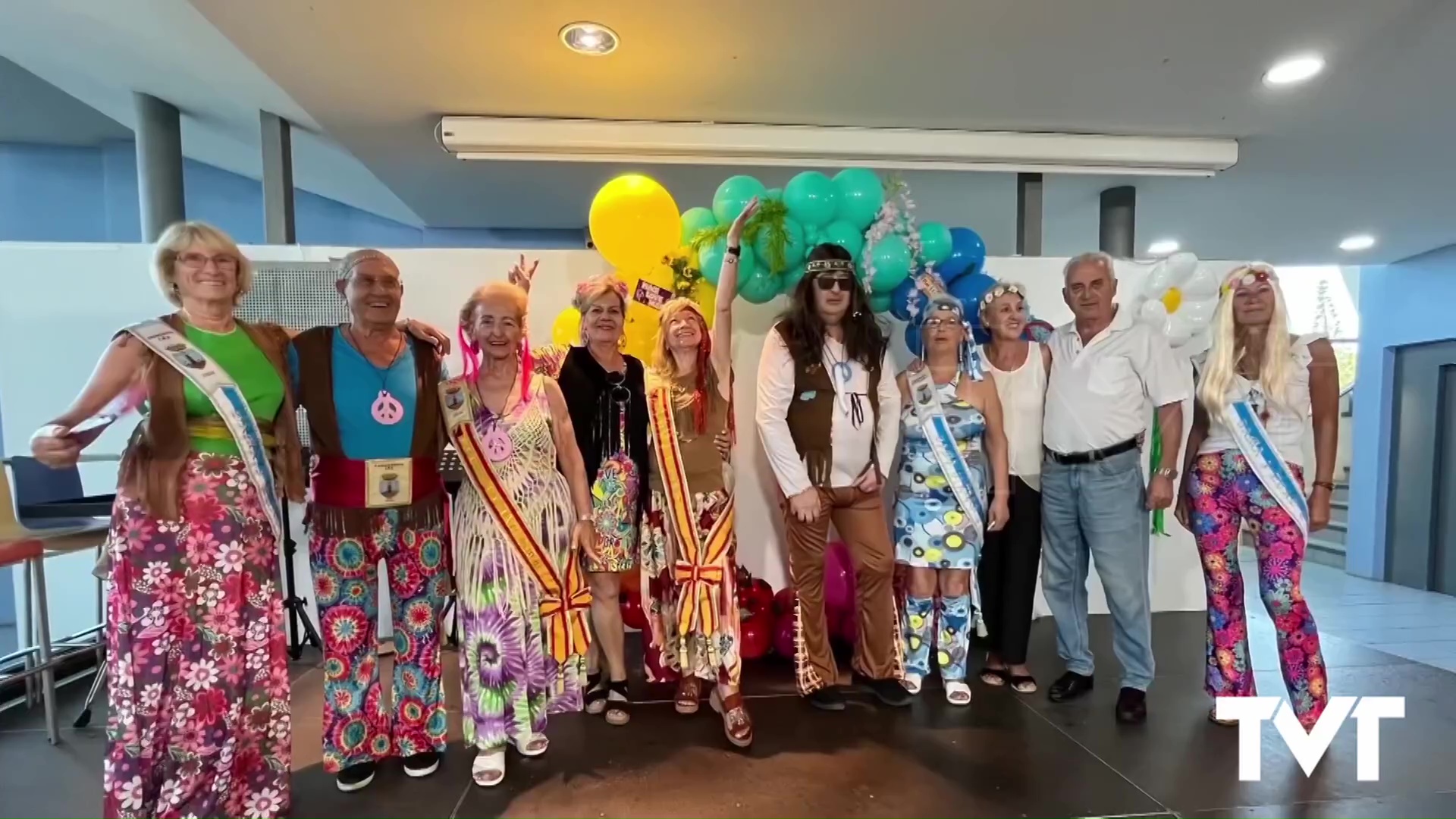 Imagen de Nuestros mayores disfrutan a lo grande con la Fiesta Hippie organizada en el CMO 