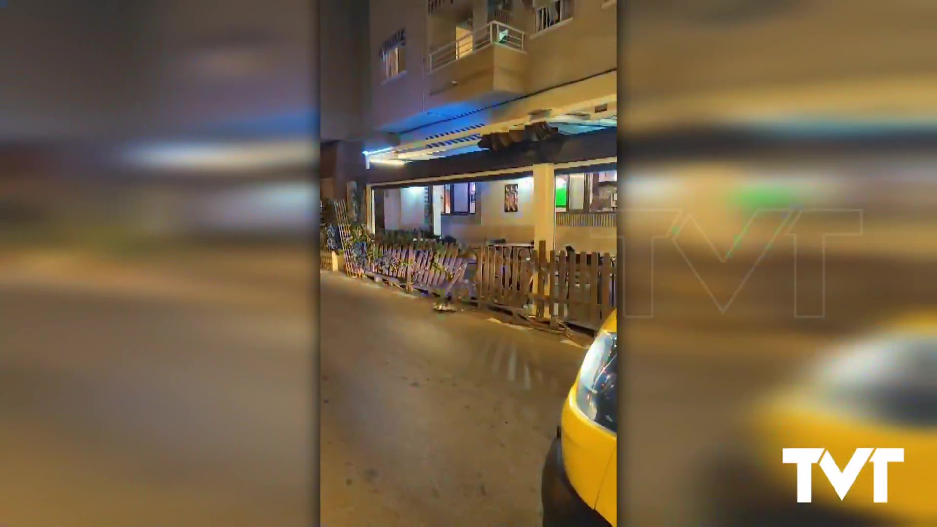 Imagen de Una furgoneta arrolla una terraza de un bar y se da a la fuga 