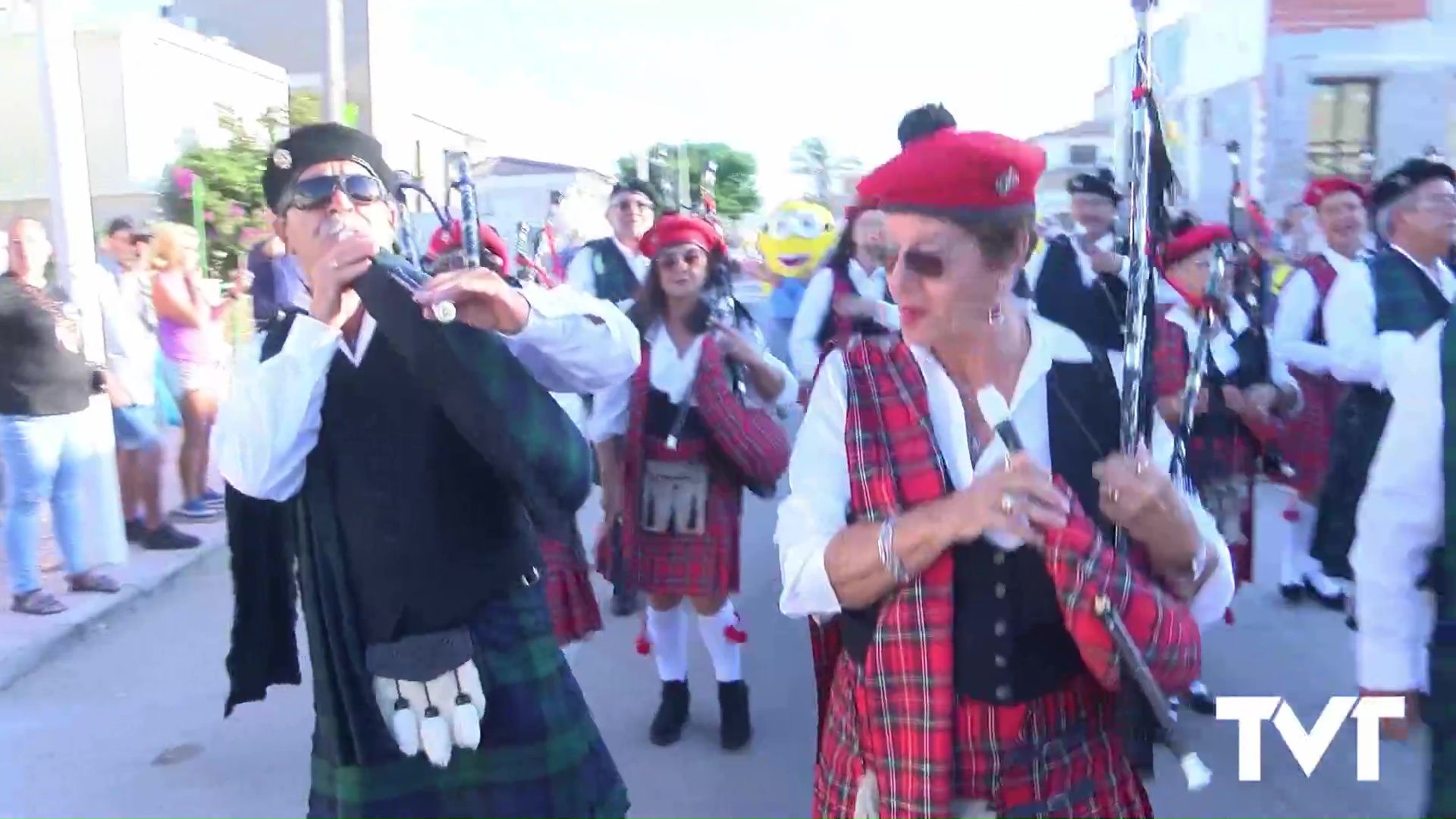 Imagen de La Mata celebró un loco y divertido desfile multicolor con los disfraces más ingeniosos 
