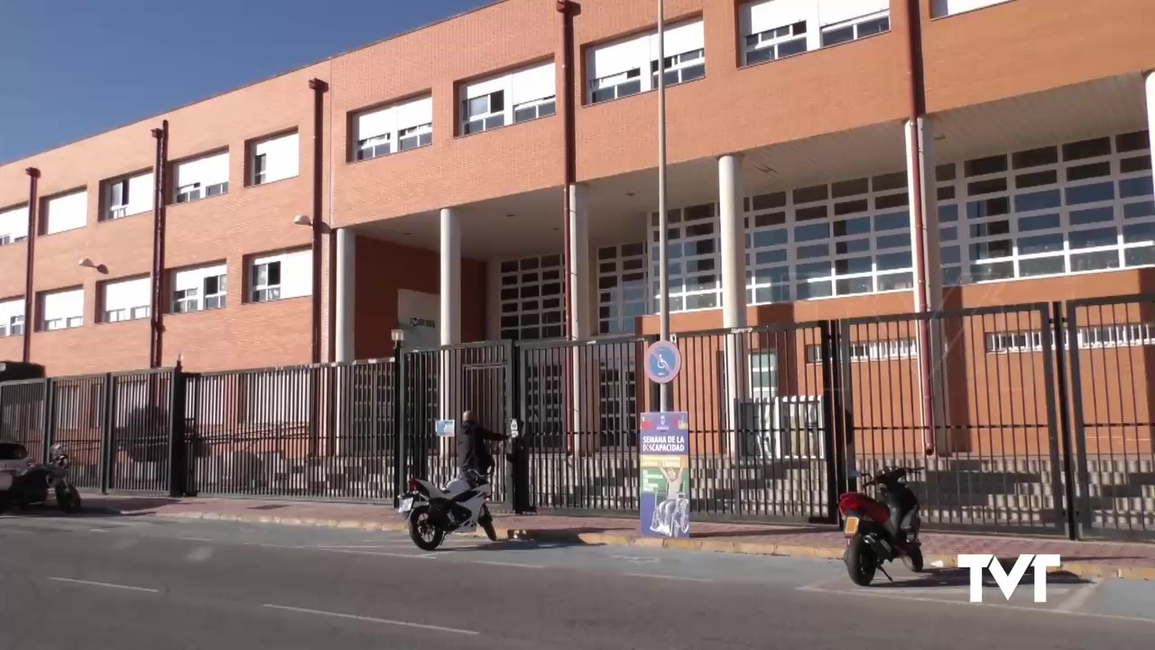 Imagen de El AMPA del IES Torrevigía comienza a recoger firmas para que Consellería reponga las líneas de autobús suprimidas en Torrevieja
