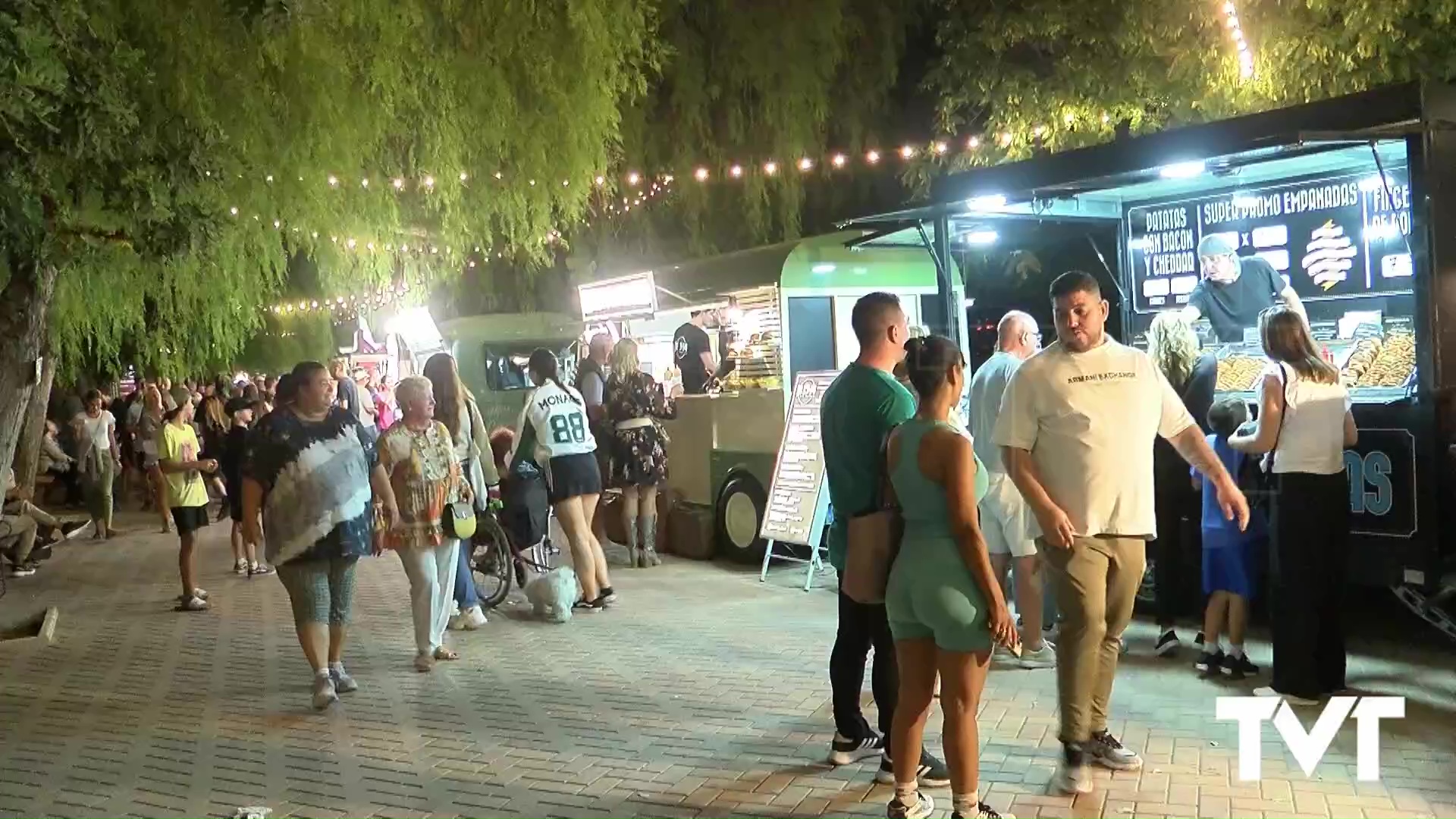 Imagen de Miles de personas acuden a la inauguración del III Street Food Market con la actuación de OBK 