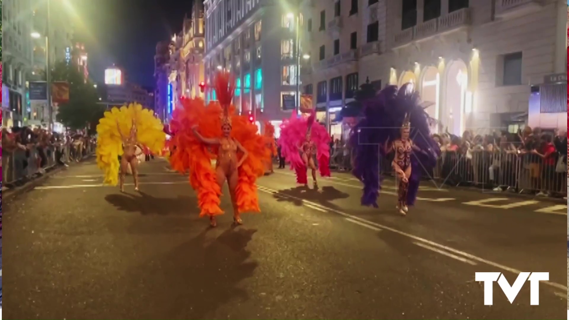 Imagen de La comparsa «La sal de Torrevieja» protagonista en la Cabalgata de la Hispanidad celebrada en Madrid 