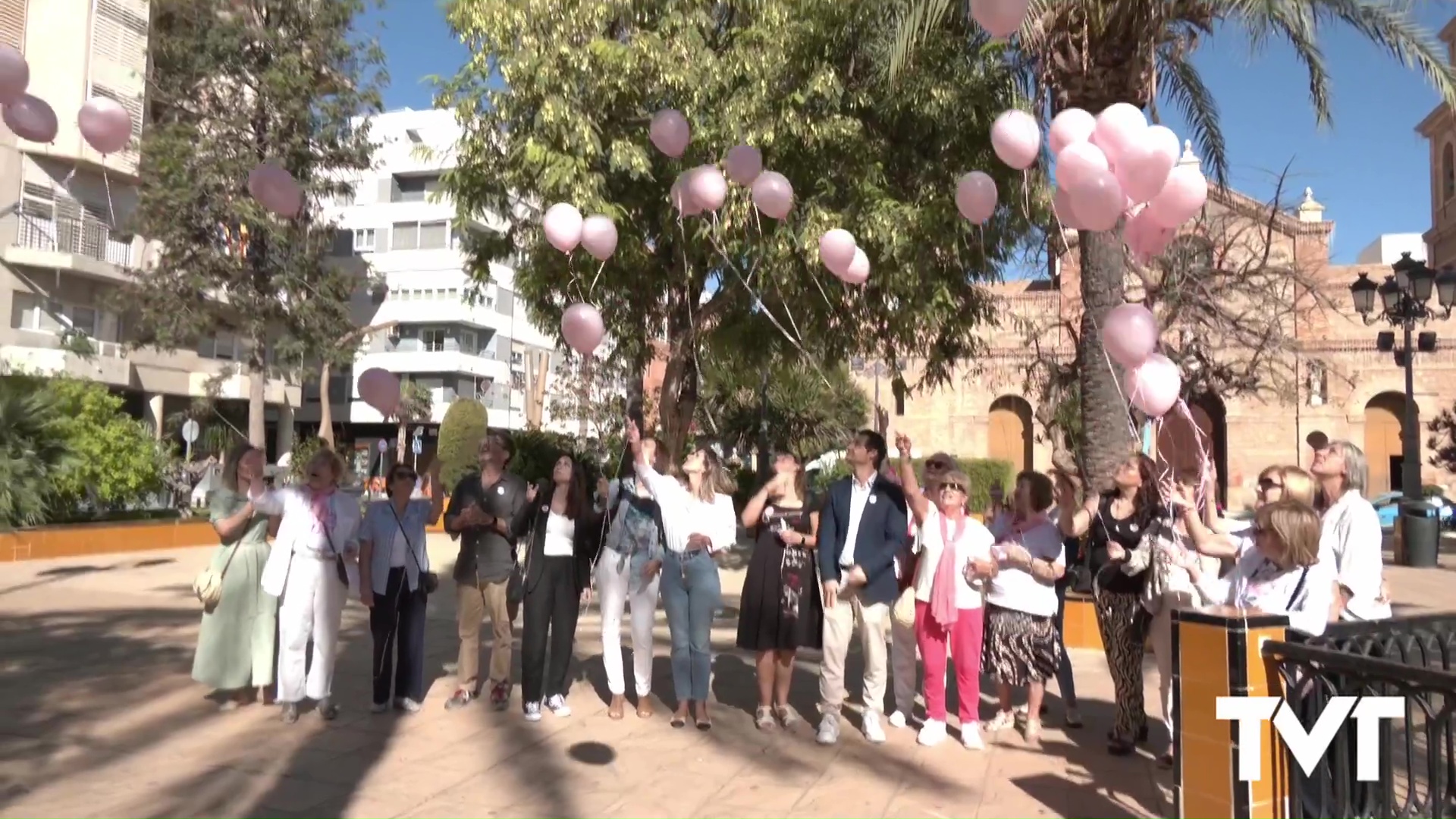 Imagen de  Suelta de globos rosas para conmemorar el Día Mundial contra el cáncer de mama 
