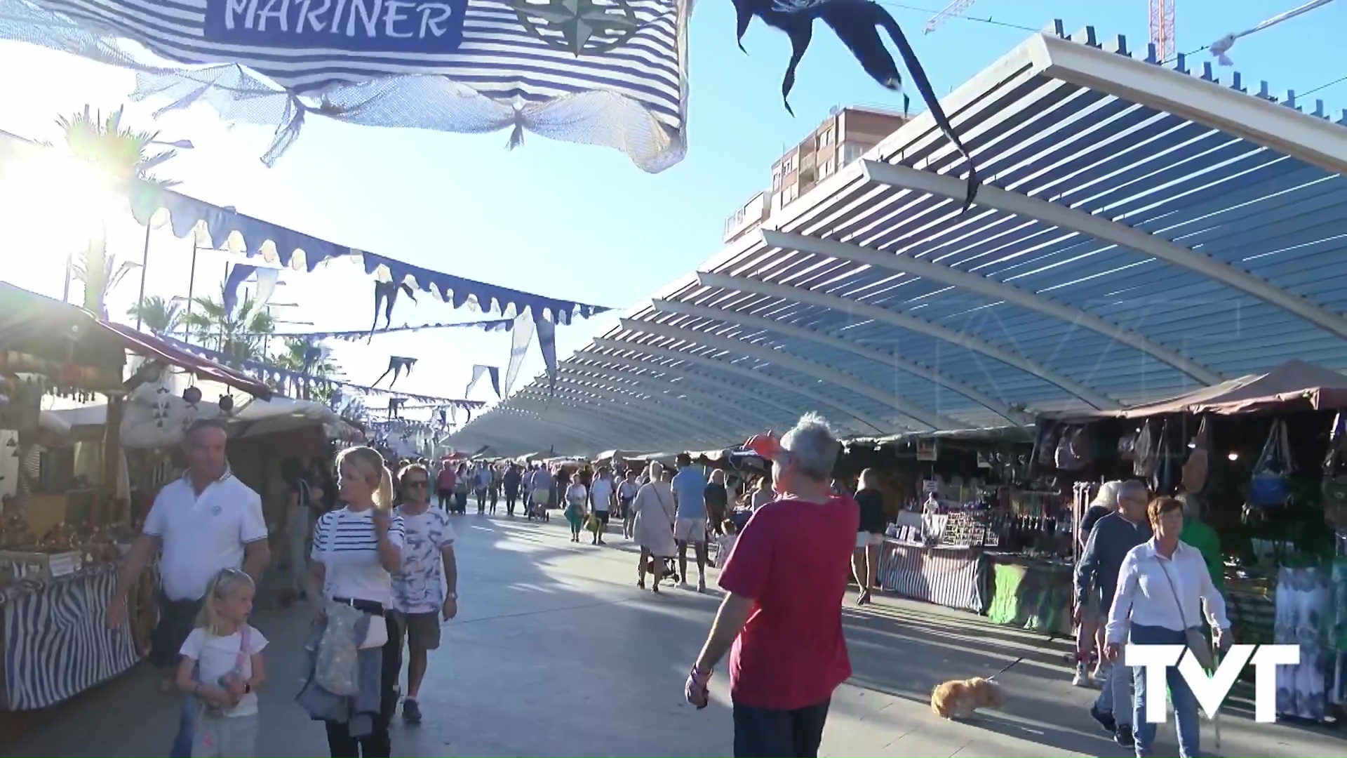 Imagen de Cientos de personas visitan el mercado marinero de Torrevieja