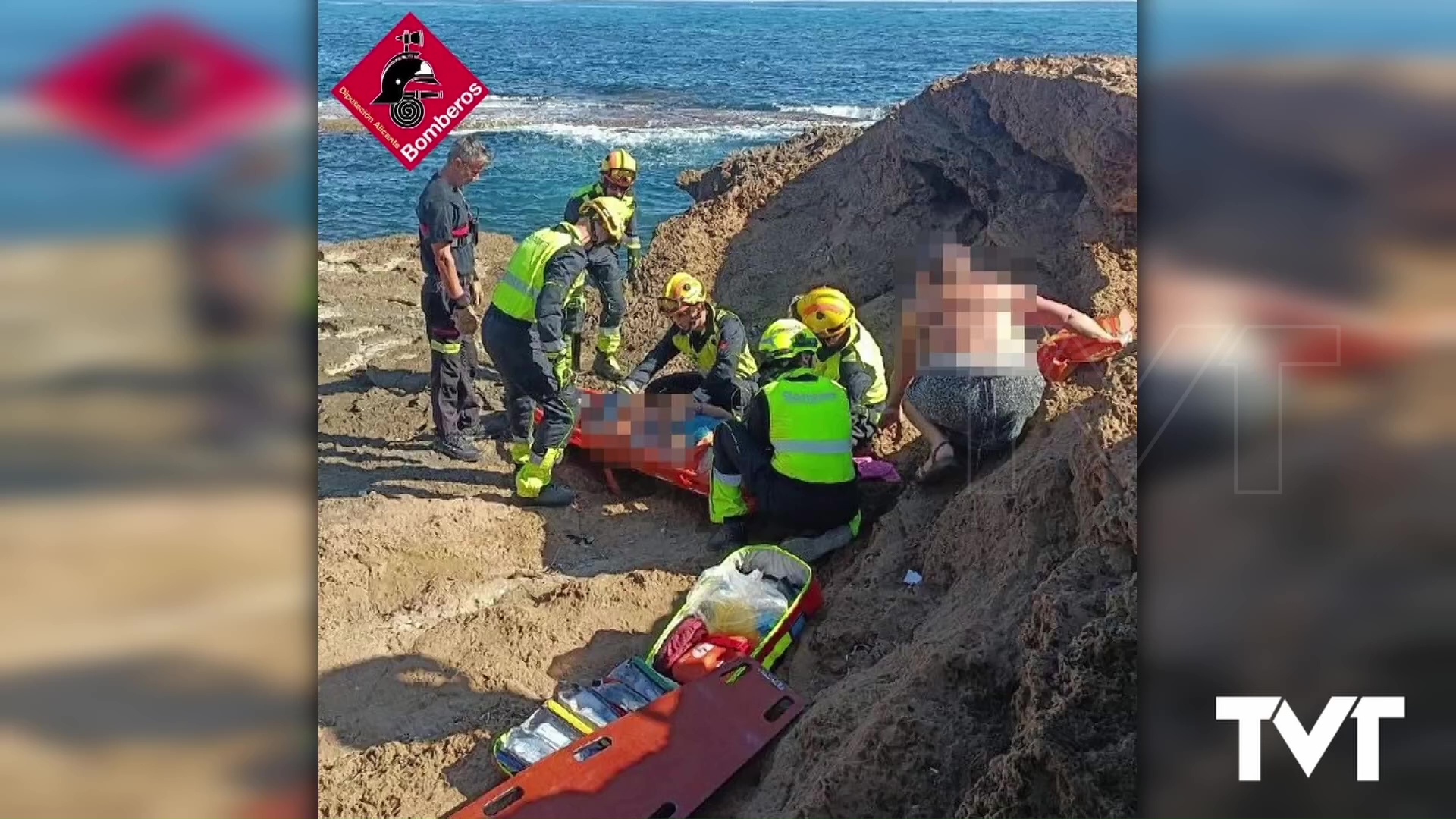 Imagen de Bomberos Torrevieja rescatan a una mujer que sufrió accidente en zona rocosa de Cabo Cervera 