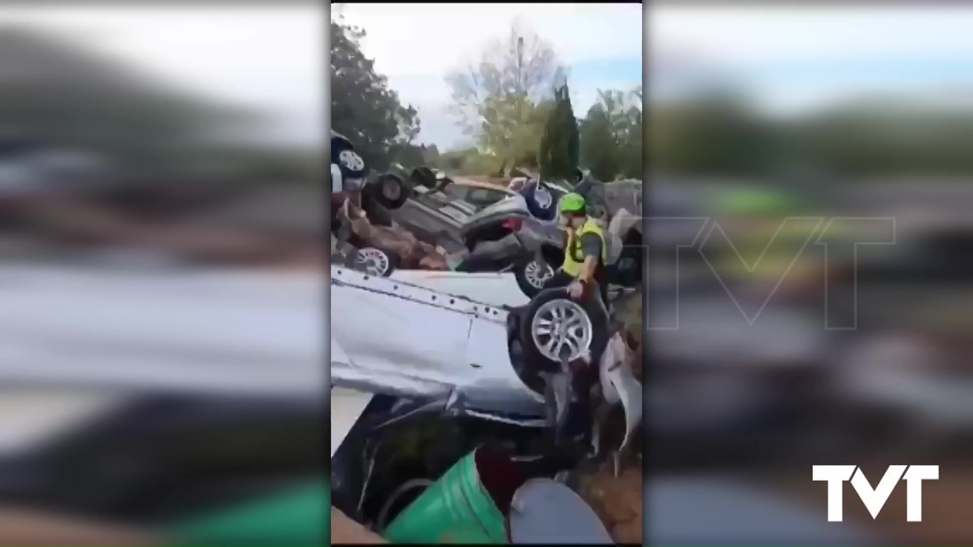 Imagen de Cuerpos y fuerzas de seguridad del estado llevan a cabo ingentes labores en los puntos más conflictivos de la provincia valenciana