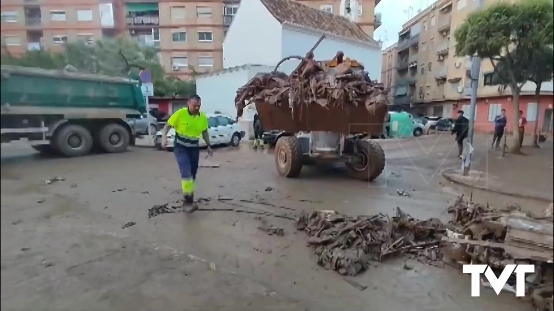 Imagen de Operarios, mandos, vehículos especiales y maquinaria de Acciona Torrevieja trabajan sin descanso en las zonas más afectadas de la provincia de Valencia
