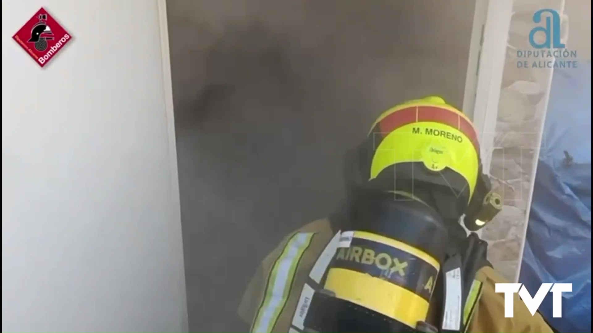 Imagen de La rápida actuación de los bomberos de Torrevieja evitan la propagación de un incendio en el garaje de una vivienda 