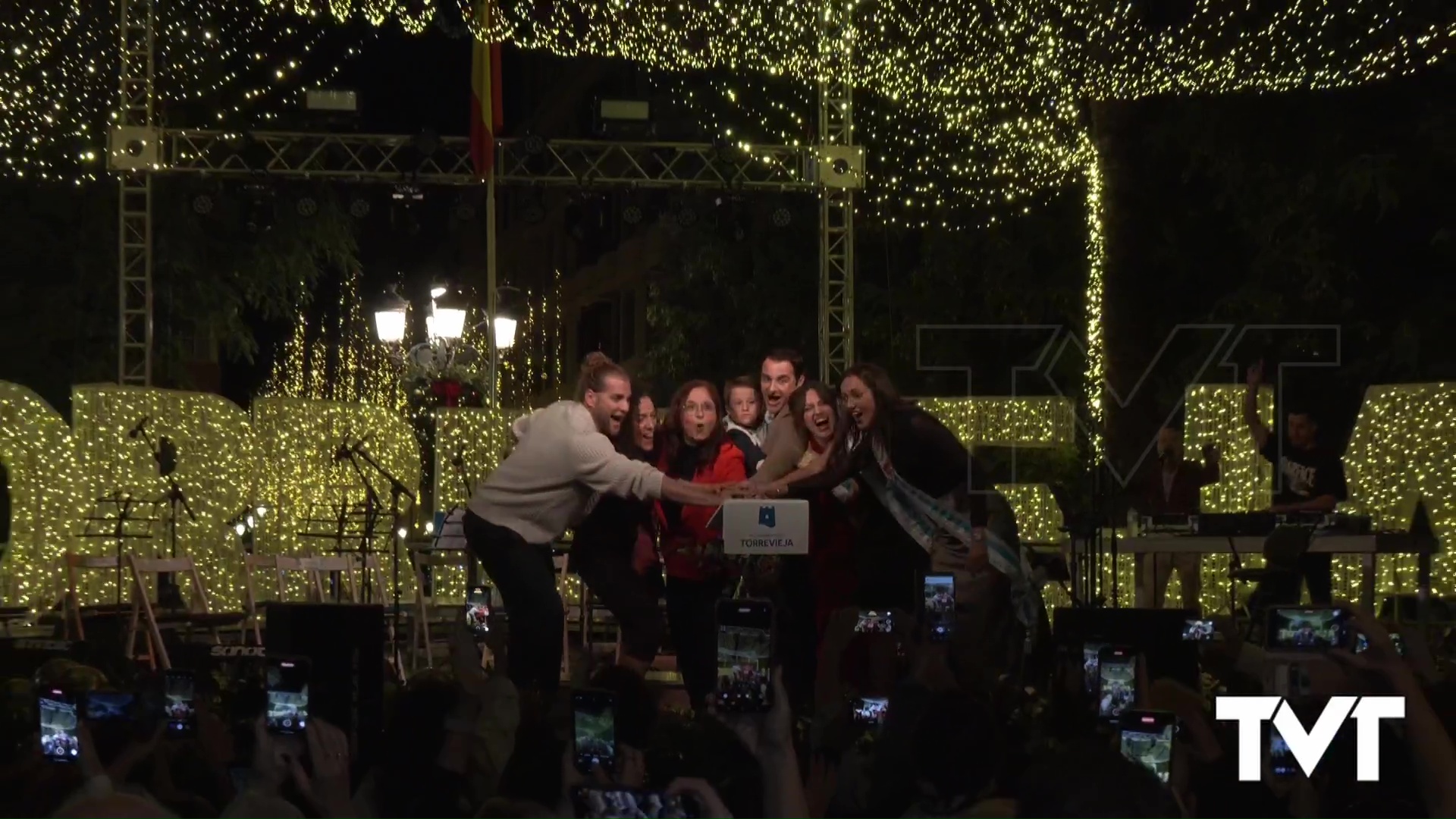 Imagen de Torrevieja estrena su nueva iluminación de fiestas patronales y navideñas