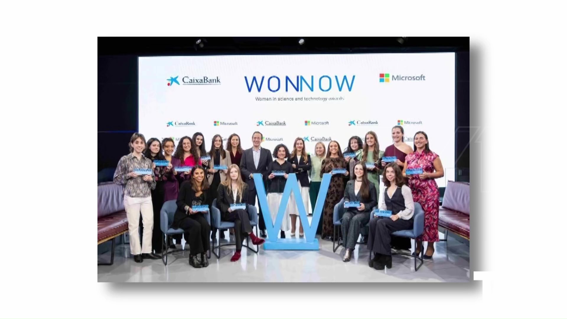 Imagen de Una antigua alumna del IES Mediterráneo, Ángela Alarcón, merecedora de los premios WONNOW