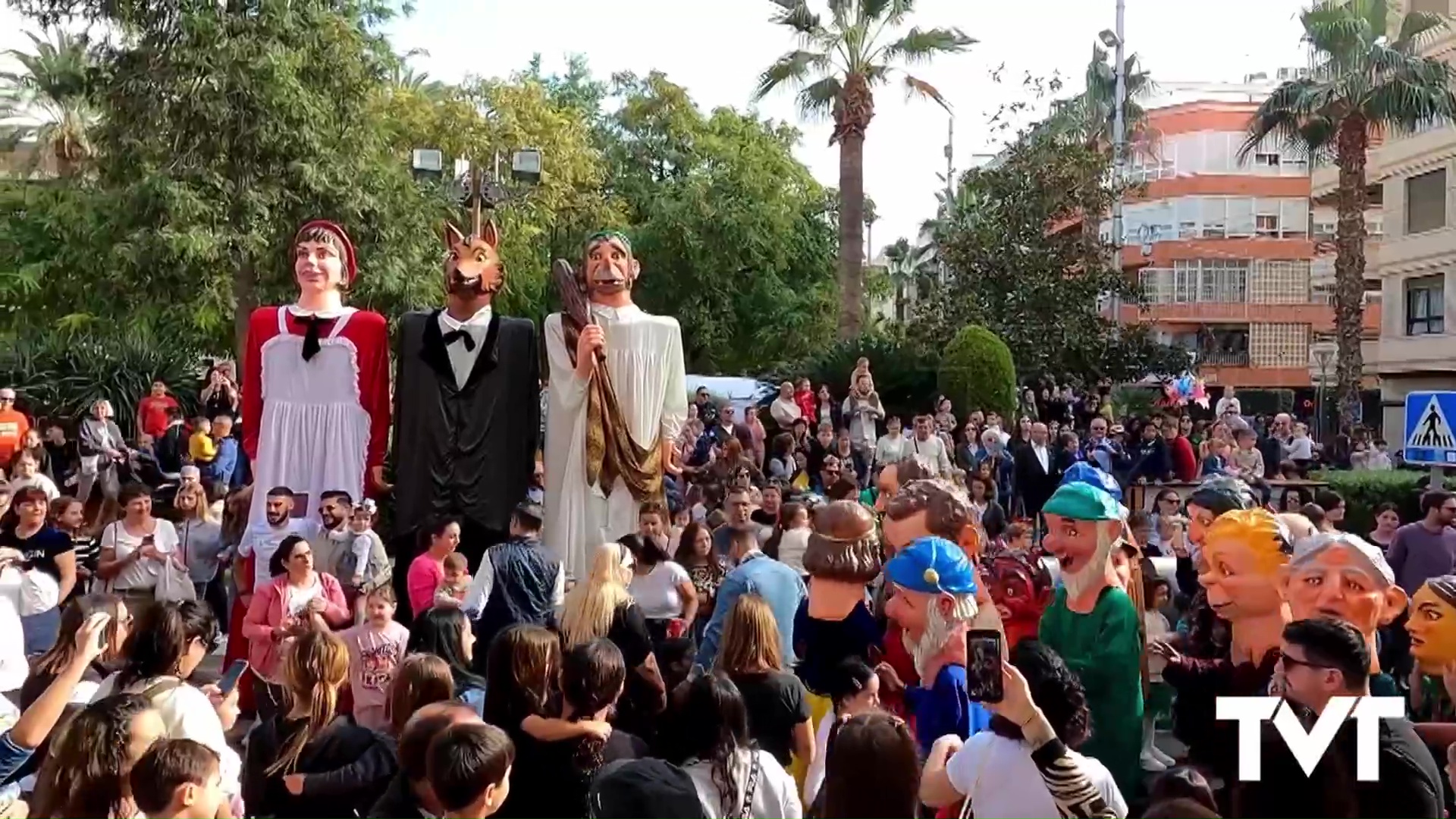 Imagen de La Charamita vuelve a reunir a una multitud de personas en torno a la Lily y su comparsa de gigantes y cabezudos
