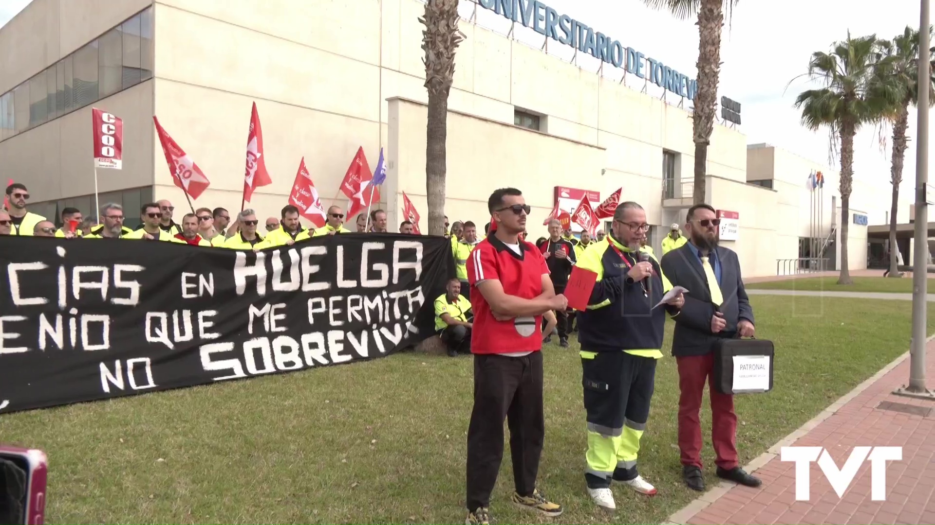 Imagen de Protesta en Torrevieja del sector del transporte sanitario en ambulancias
