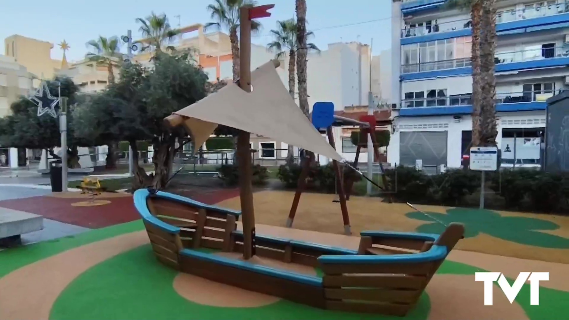 Imagen de El parque infantil de la Plaza de Oriente se completa con un nuevo y atractivo elemento para el juego 