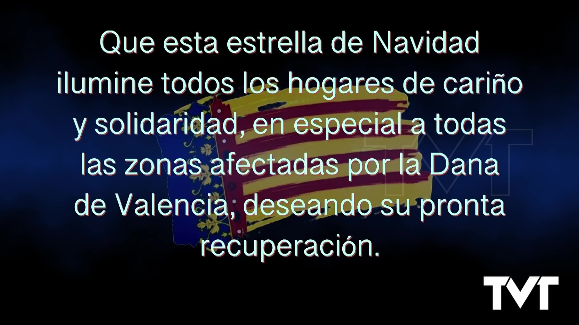 Imagen de Una gran estrella de Navidad luce en lo más alto de la torre del parque de bomberos de Torrevieja