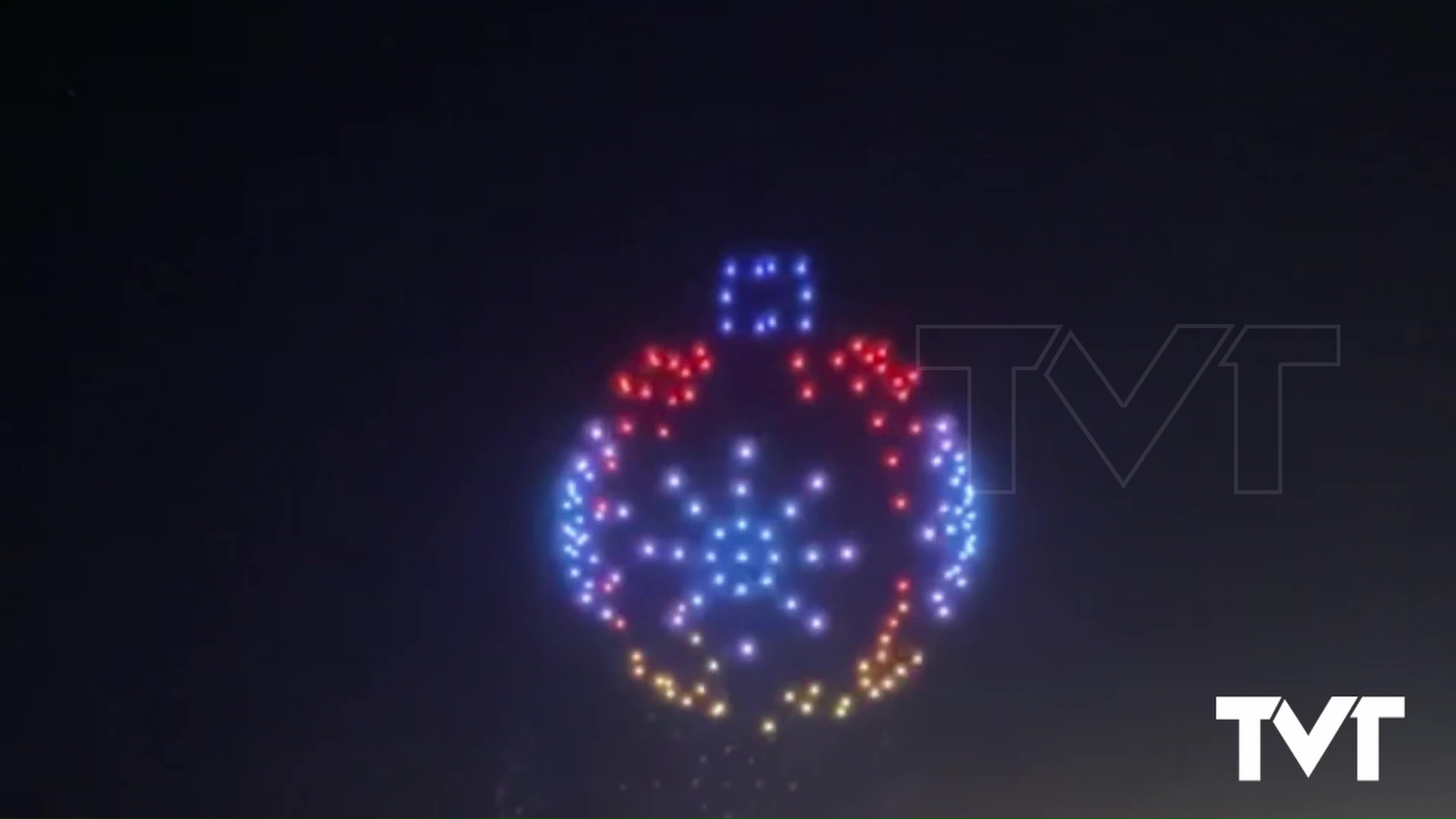 Imagen de Un increíble espectáculo navideño de drones iluminó el cielo de Torrevieja 