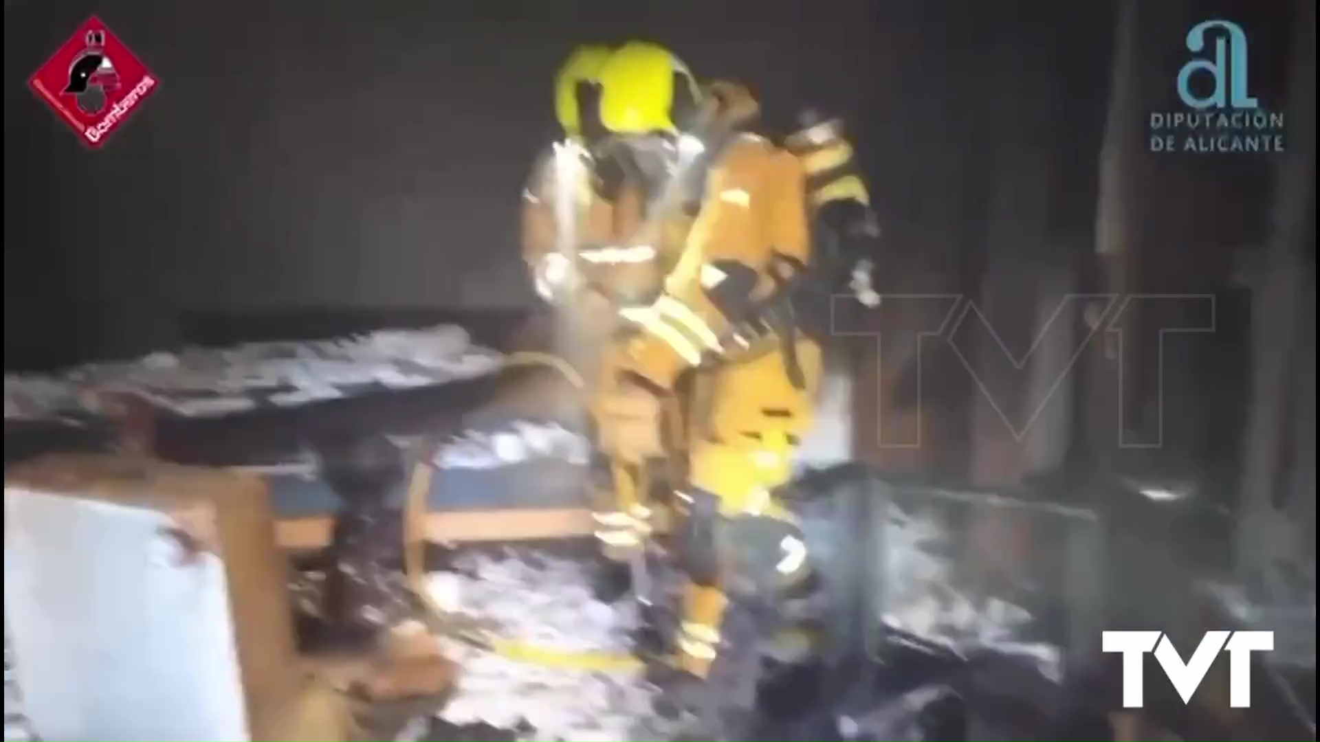 Imagen de El fuego devora una nave de compraventa de coches y una céntrica vivienda en Torrevieja