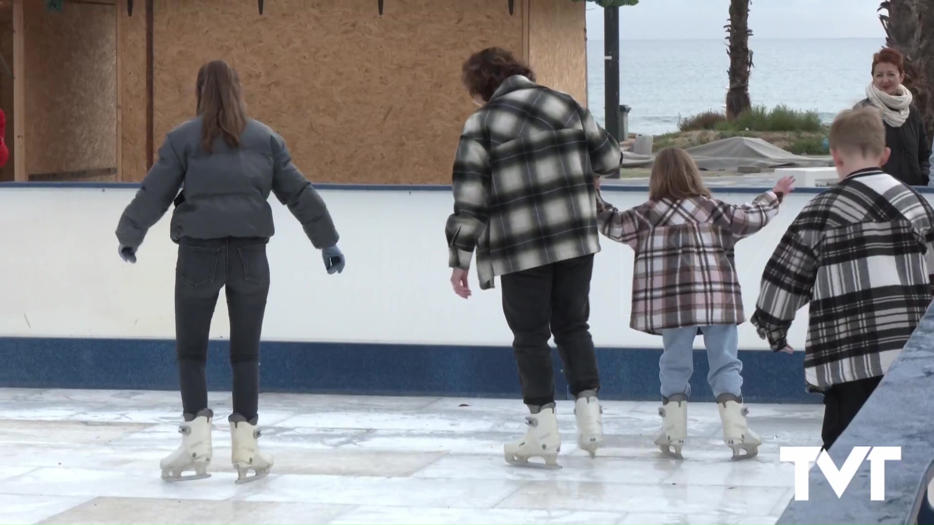 Imagen de La Mata inaugura su pista de hielo sintético