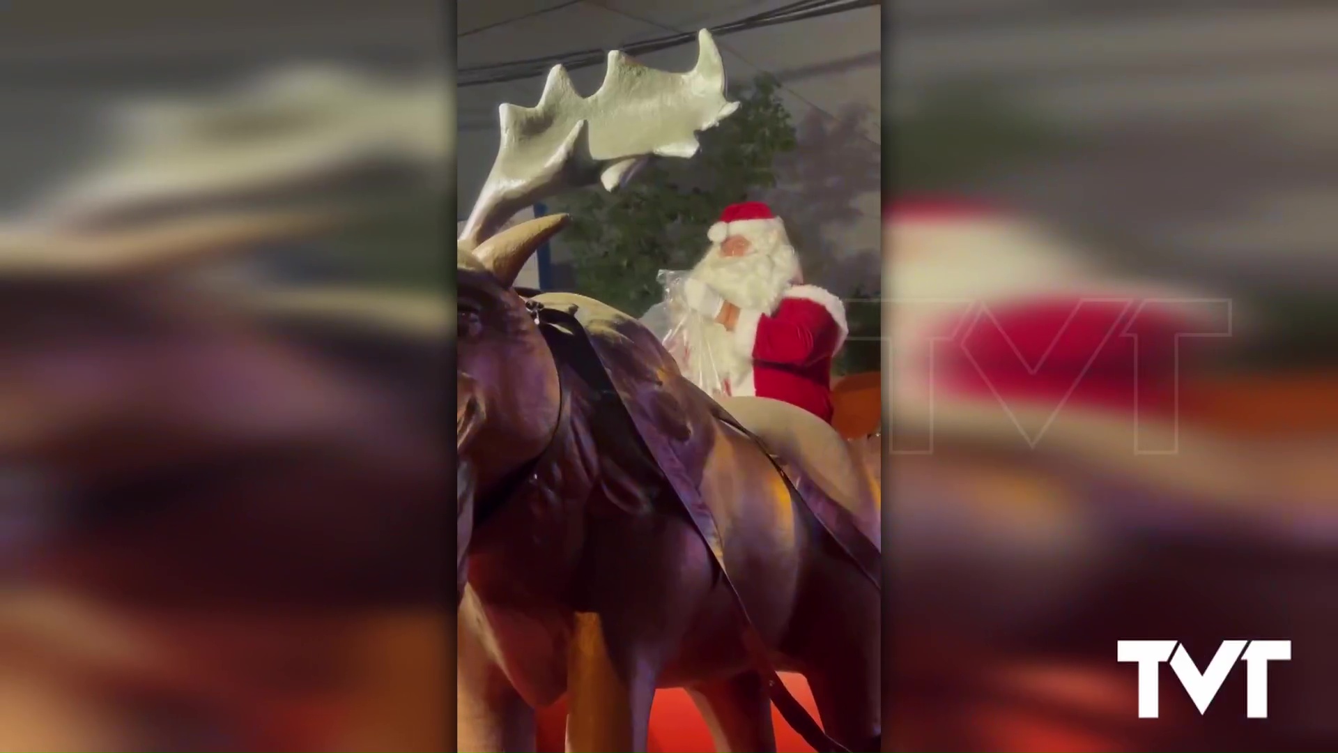 Imagen de El desfile de Papá Noel congrega a un numeroso público en vísperas de Nochebuena
