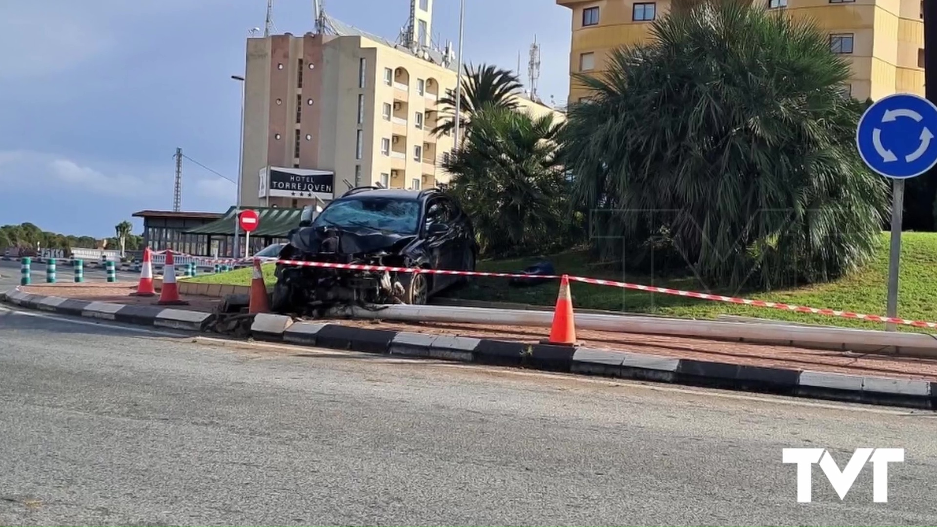 Imagen de Un vehículo acaba empotrado contra una rotonda en la N 332 para empezar el 2025