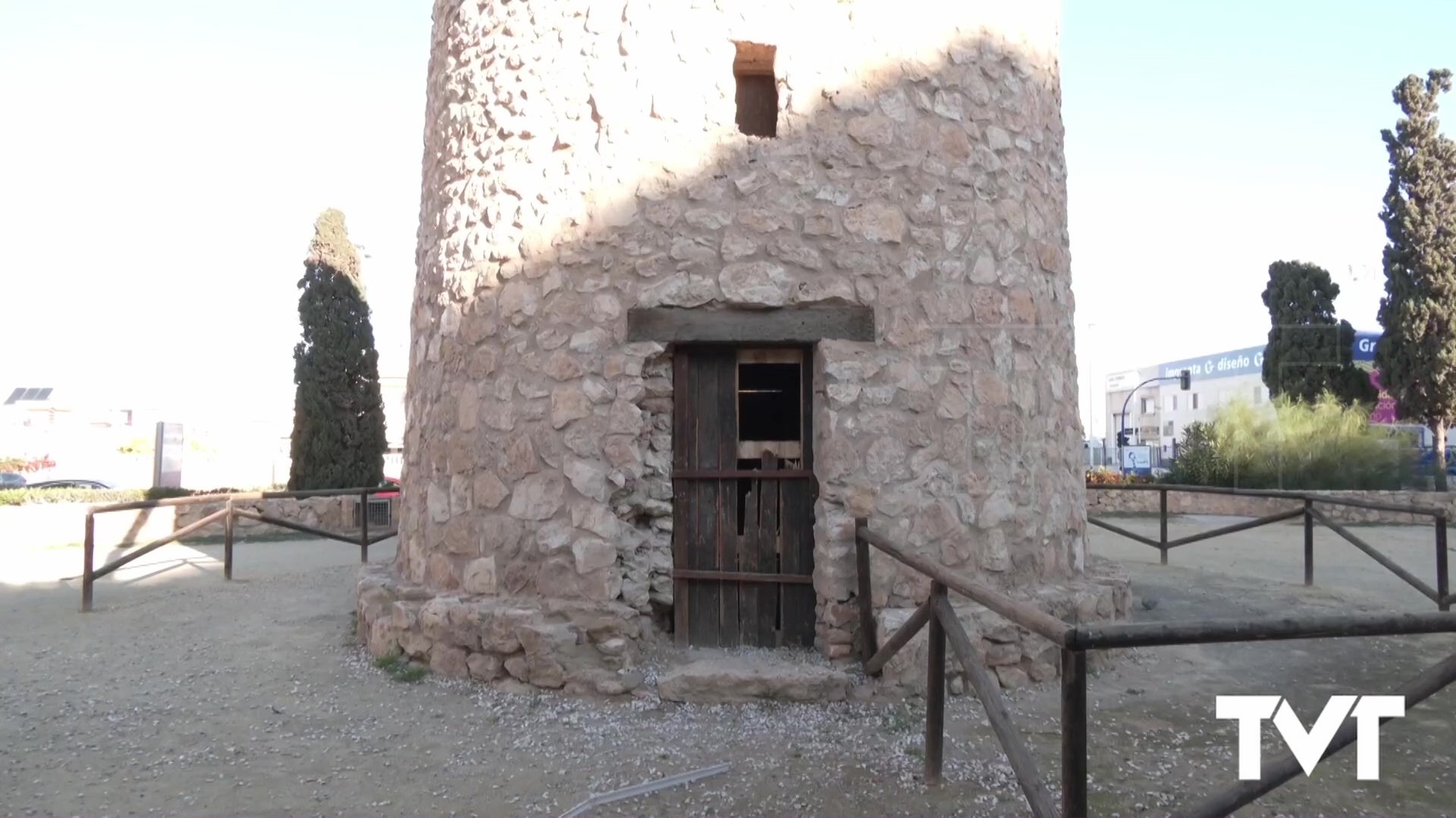 Imagen de Vuelven a destrozar y romper candado de la puerta del histórico Molino. Su interior también parece una escombrera