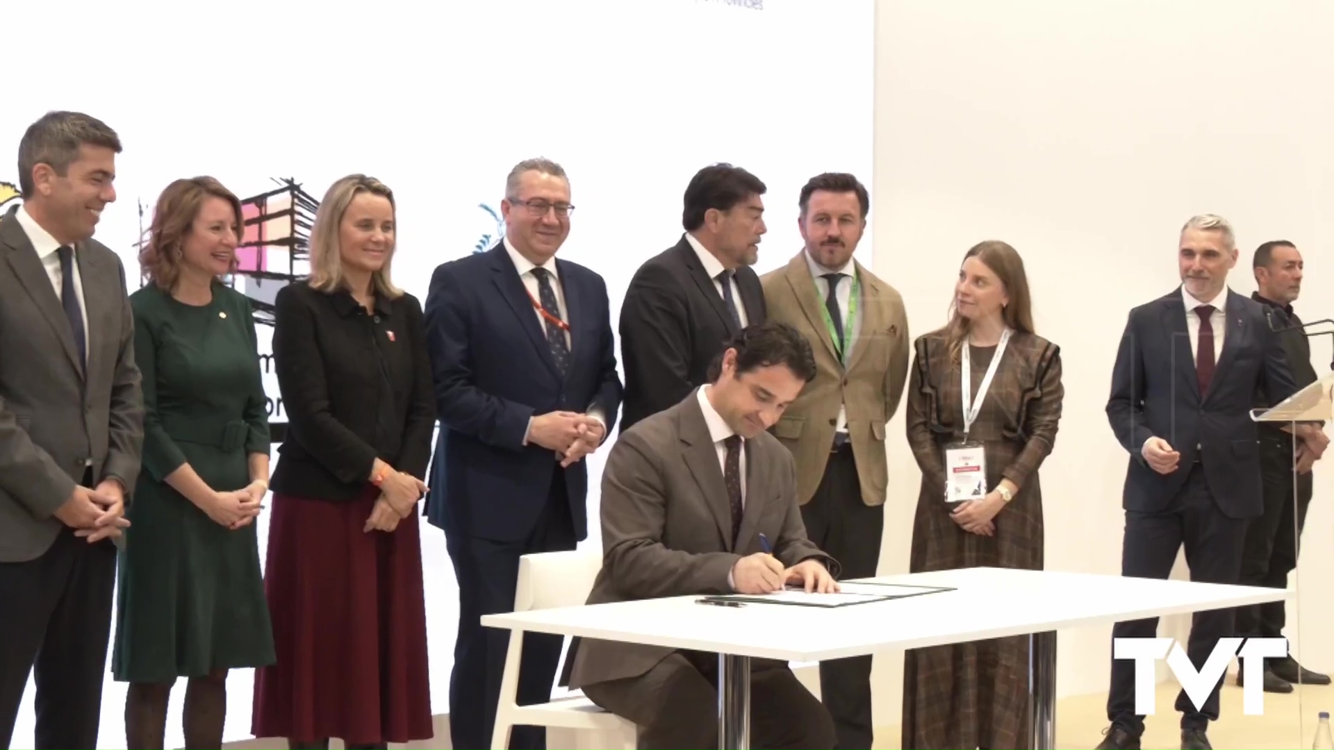 Imagen de Torrevieja firma en FITUR el convenio para la gestión de sanciones a viviendas turísticas 