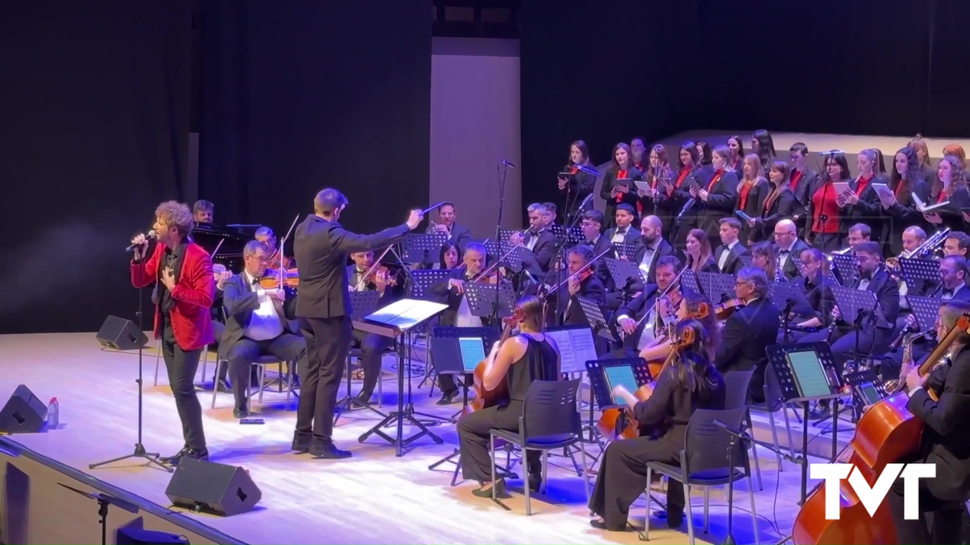 Imagen de Brillante puesta en escena de «Sinfónico» con Dani Diges, la OST y la Escuela Coral Municipal 