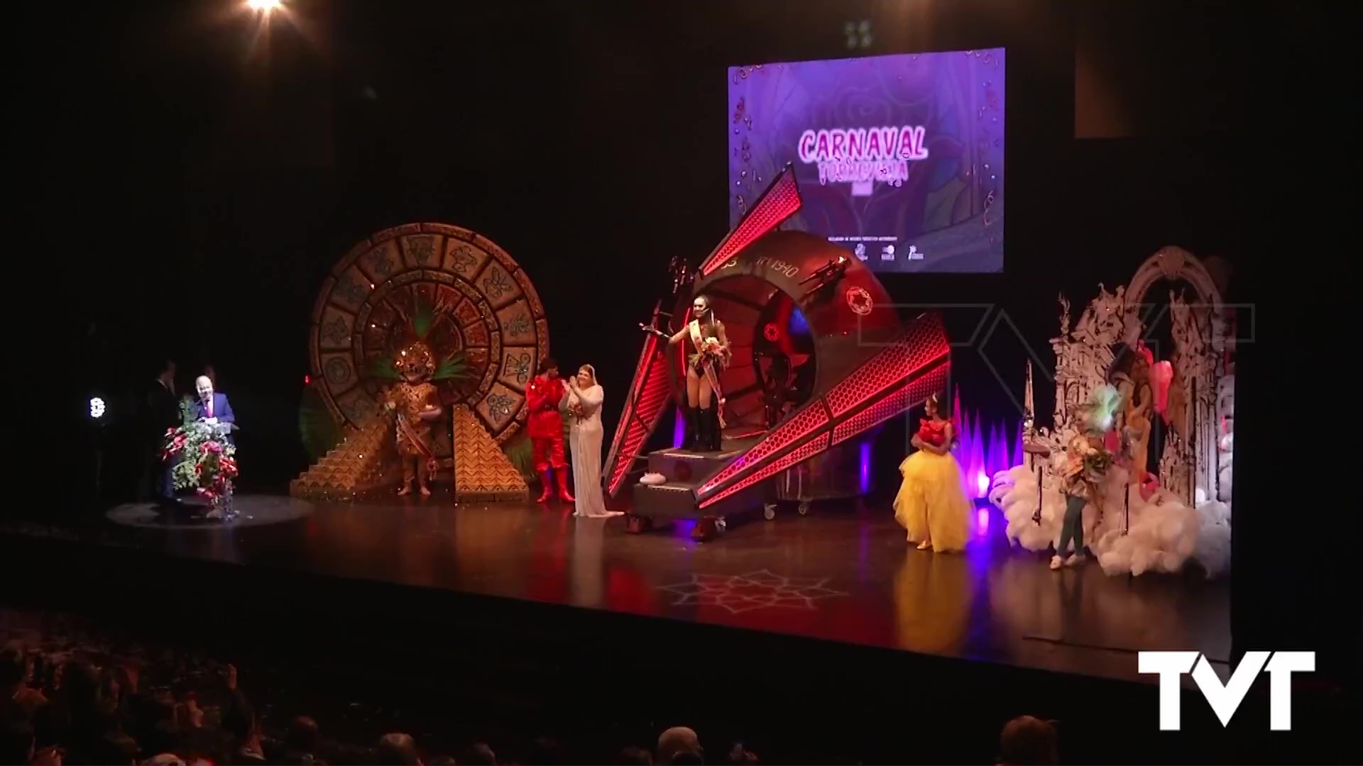 Imagen de Coronados los nuevos Reyes del Carnaval 2025 luciendo impresionantes fantasías