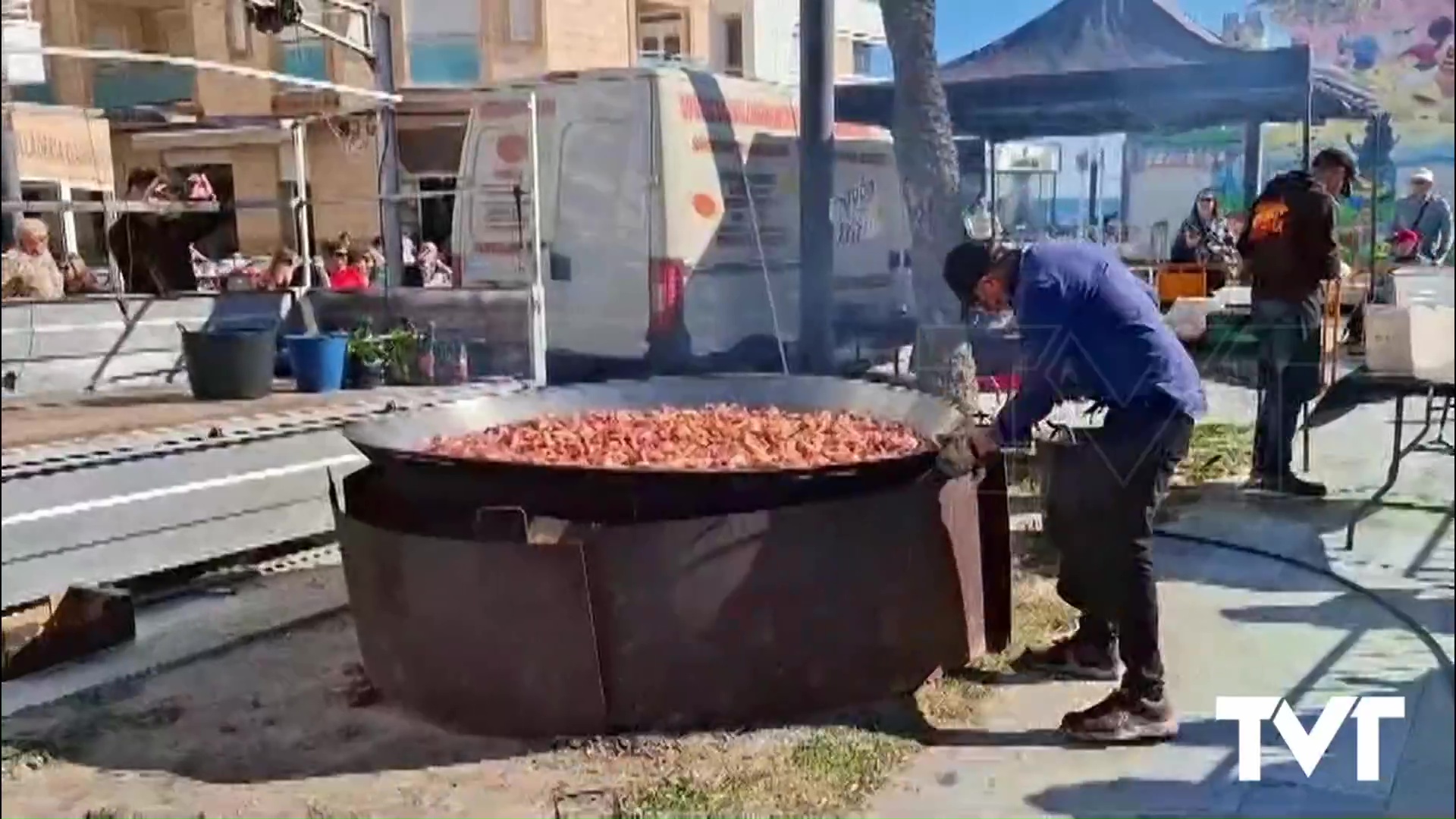 Imagen de Una paella gigante para 400 personas en la plaza Encarnación Puchol 