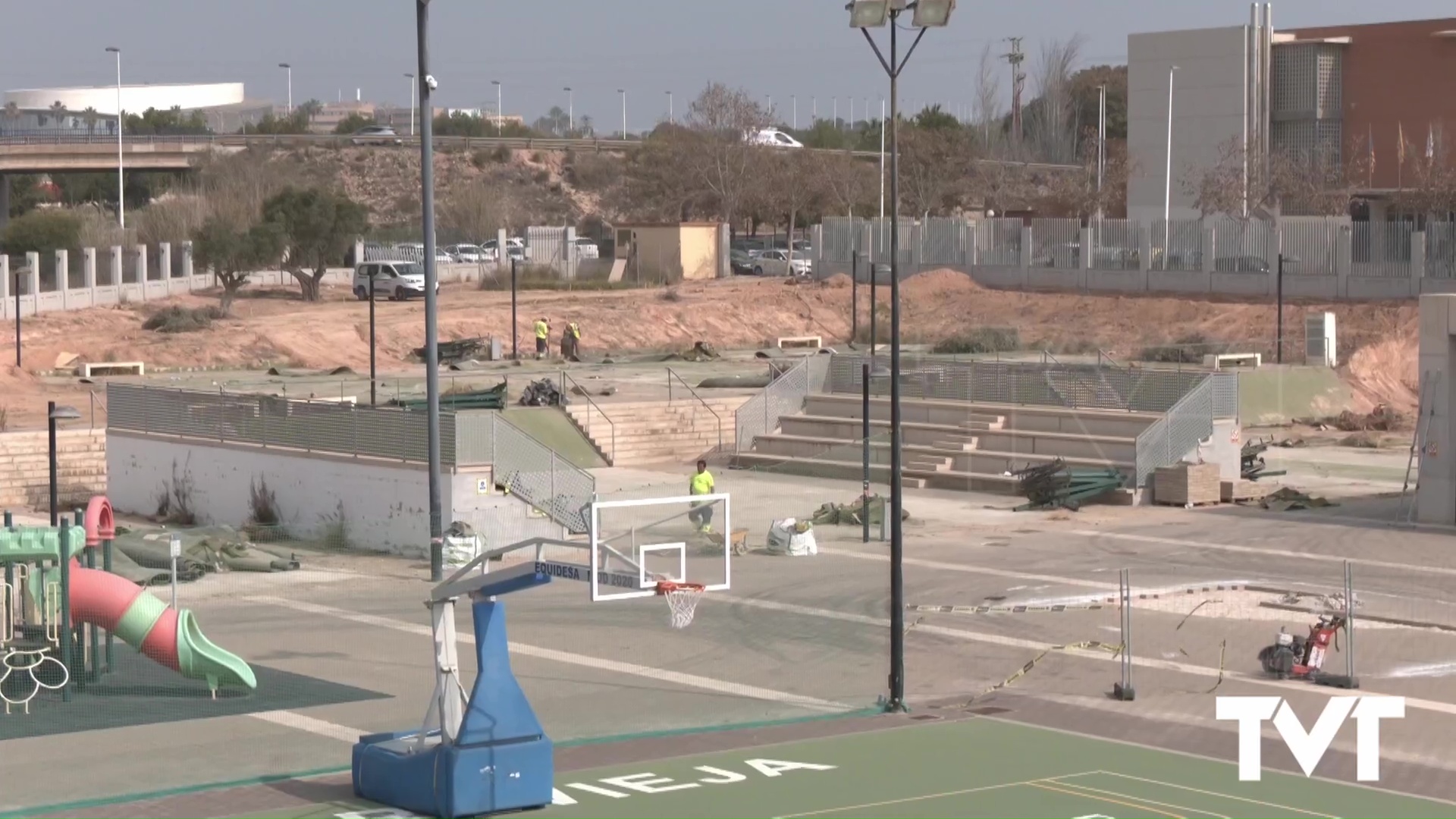 Imagen de A buen ritmo las obras de reparación de las pistas de pádel, frontenis y otras actuaciones 