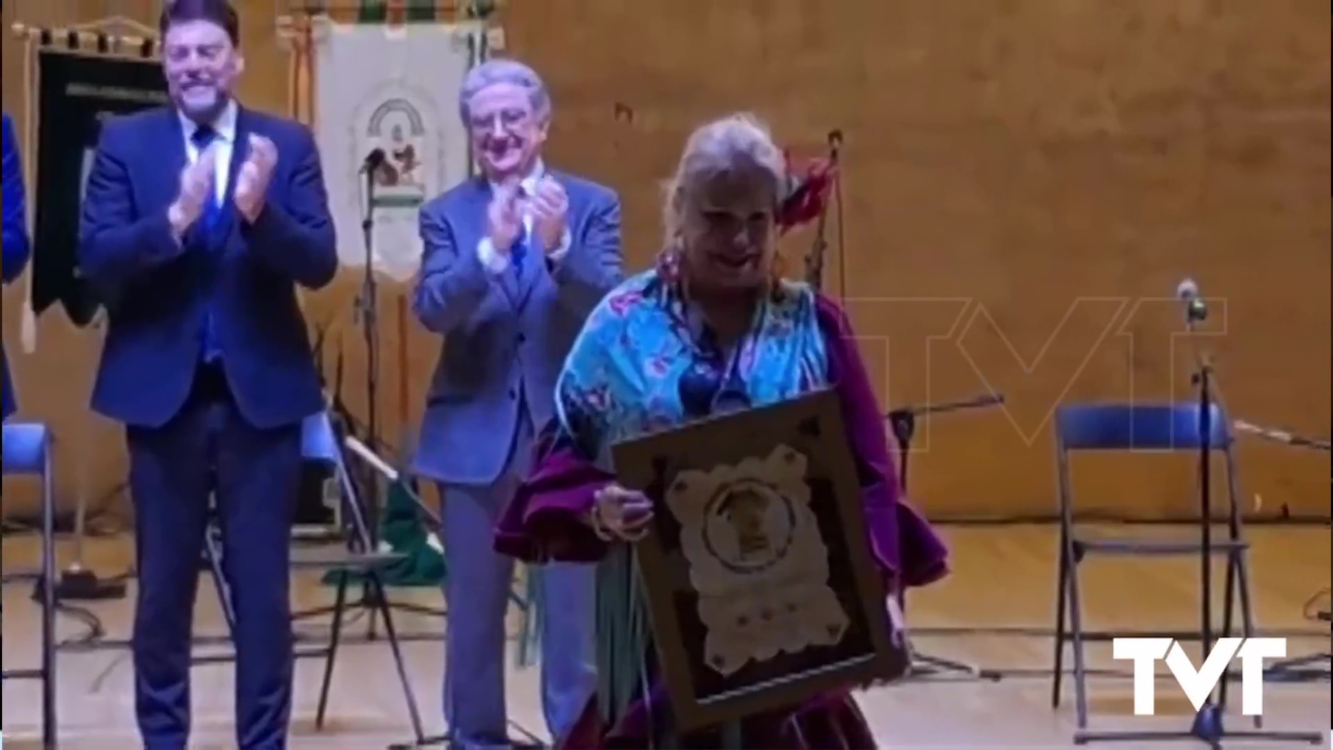 Imagen de Victoria Martínez, Pta Asociación Andaluza de Torrevieja recibe el premio ANDALUZA DEL AÑO de FECUAS 
