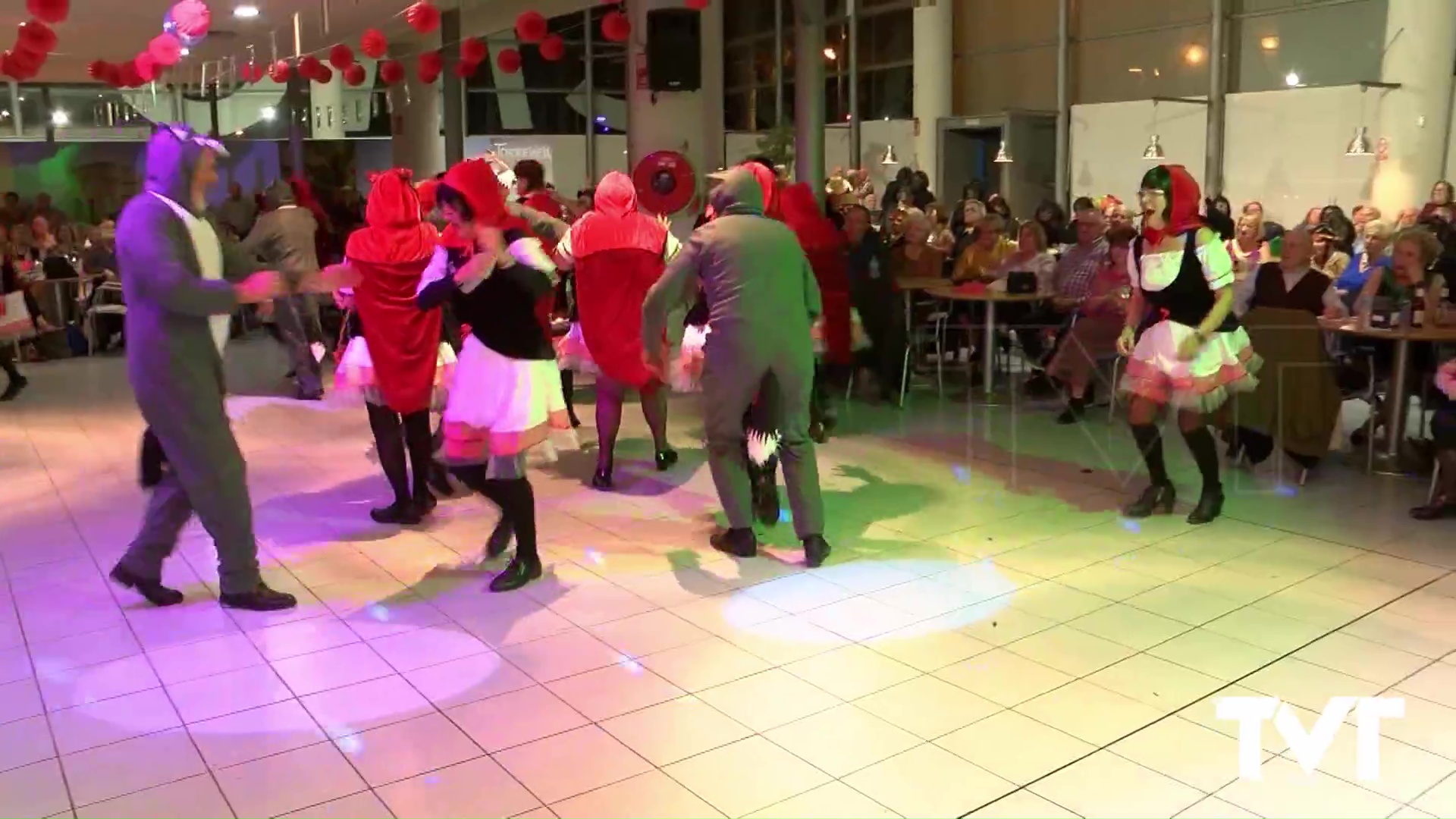 Imagen de Cientos de nuestros mayores se unieron a la gran fiesta del Carnaval organizada en el CMO
