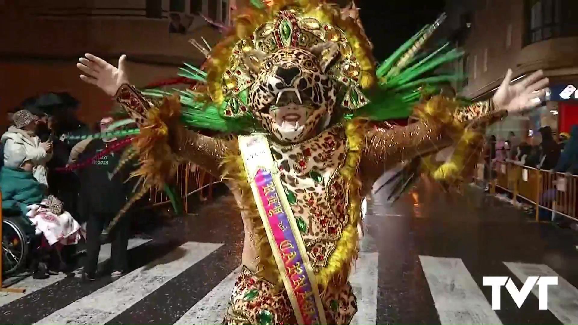 Imagen de Al mal tiempo… las sonrisas, los brillos y las plumas del Carnaval de Torrevieja