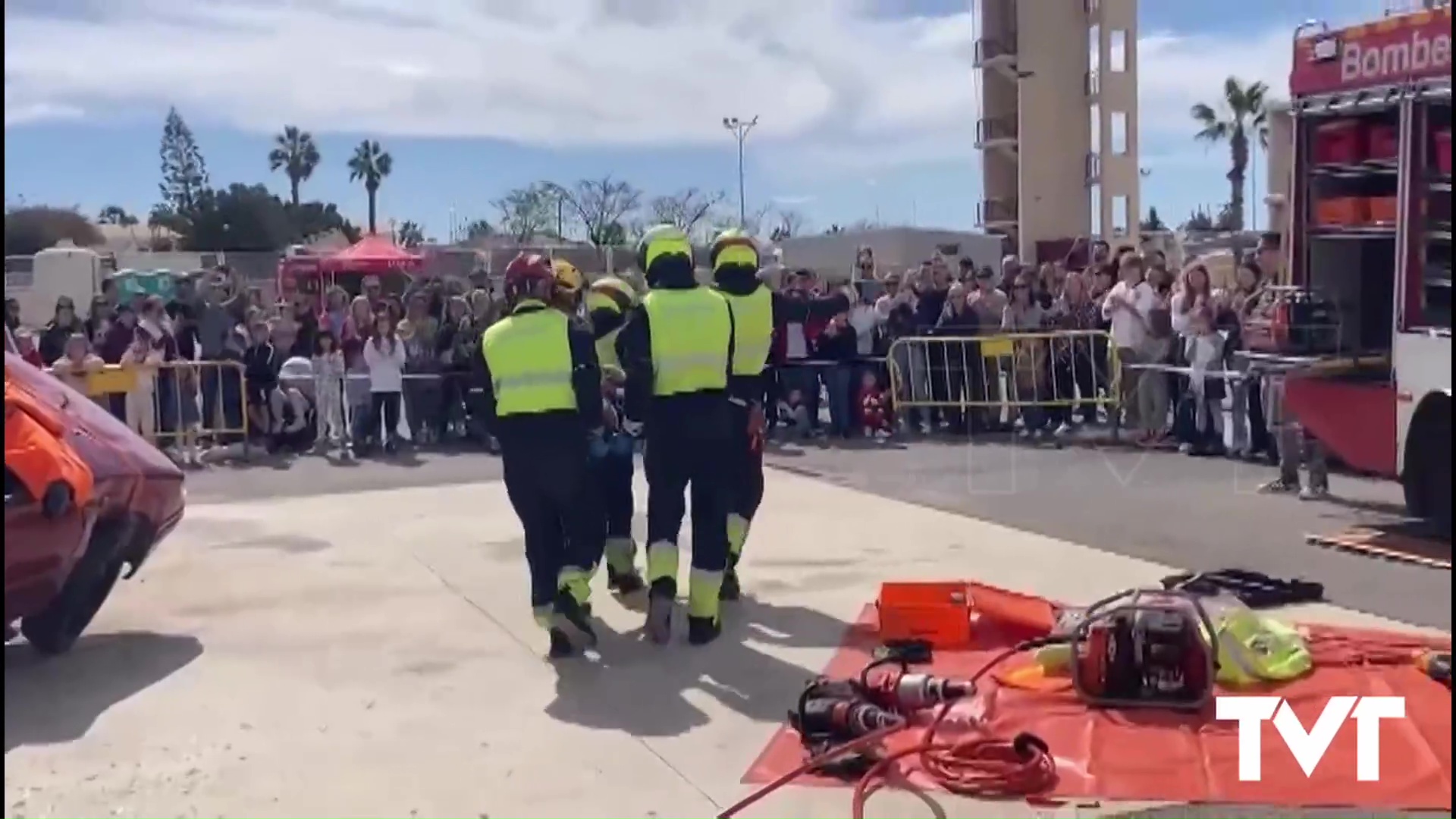 Imagen de Los bomberos de Torrevieja celebran el día de su patrón con simulacros, rescates, ejercicios unidad canina y helicóptero