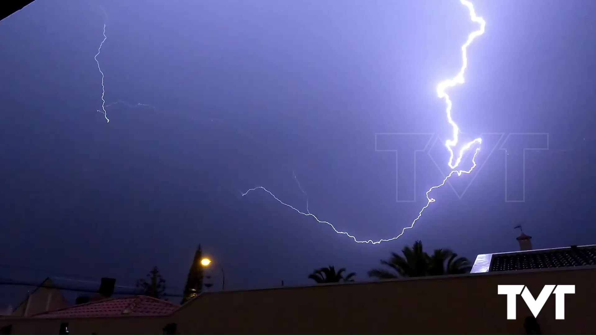 Imagen de Sol y día de playa por la mañana; chubascos, truenos y rayos, por la noche. Así fue el 11 de marzo en Torrevieja