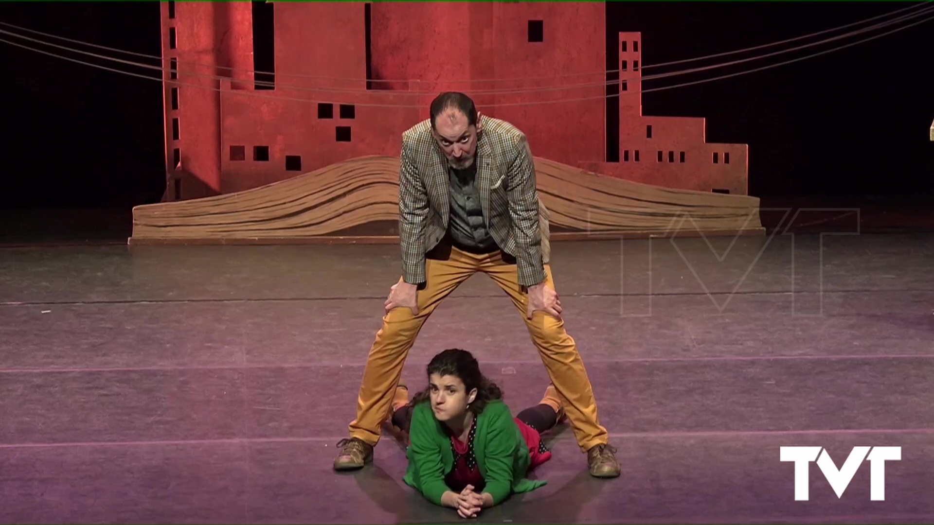 Imagen de El ciclo Teatro para todos vuelve a sorprendernos con una extraordinaria obra para público familiar: «Debajo del tejado»